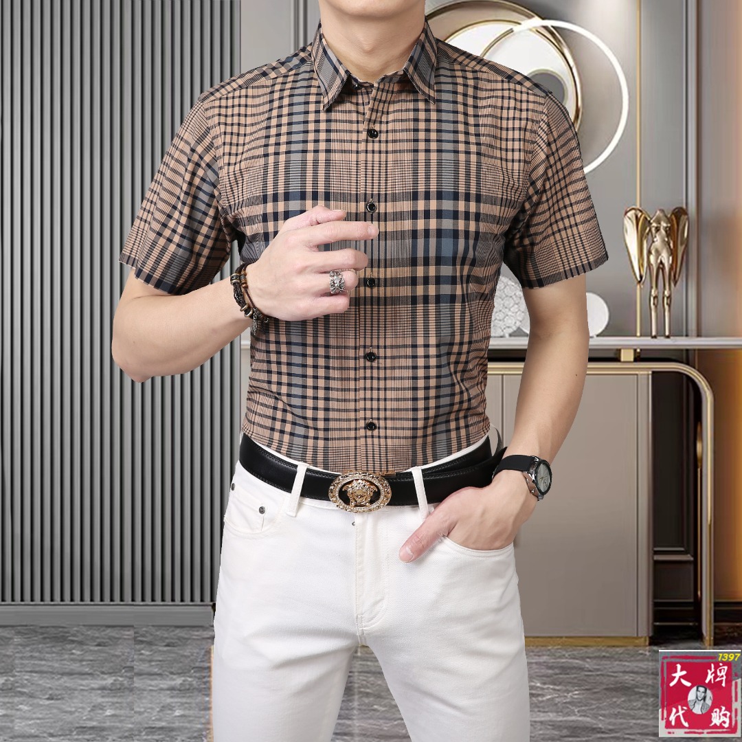 NO:497760,Burberry Spring and Summer New Men's Short Sleeve Classic Plaid Shirt Shirt, High-end Version!  Customized fabrics for counters are breathable and comfortable, with impeccable details, and the brand element design concept reflects high quality. The feel is delicate and soft!  It presents casual cut, unbeaten style, exquisite craftsmanship can stand the test, and the upper body style is excellent!  Standard code number M-3XL, burberry, burberry, shirts, T-shirt, alexander wang19860909巴宝莉 Burberry 春夏新款男士短袖经典格子衬衣 衬衫,高端版本！专柜定制面料 透气舒适度高,细节无可挑剔,品牌元素设计理念,体现高品质.手感细腻柔软！呈现休闲裁剪,长久不败款,精致的工艺经得起检验,上身版型超赞！标准码数M-3XL,,burberry,burberry,shirts,T-shirt,alexander wang,Men's clothing