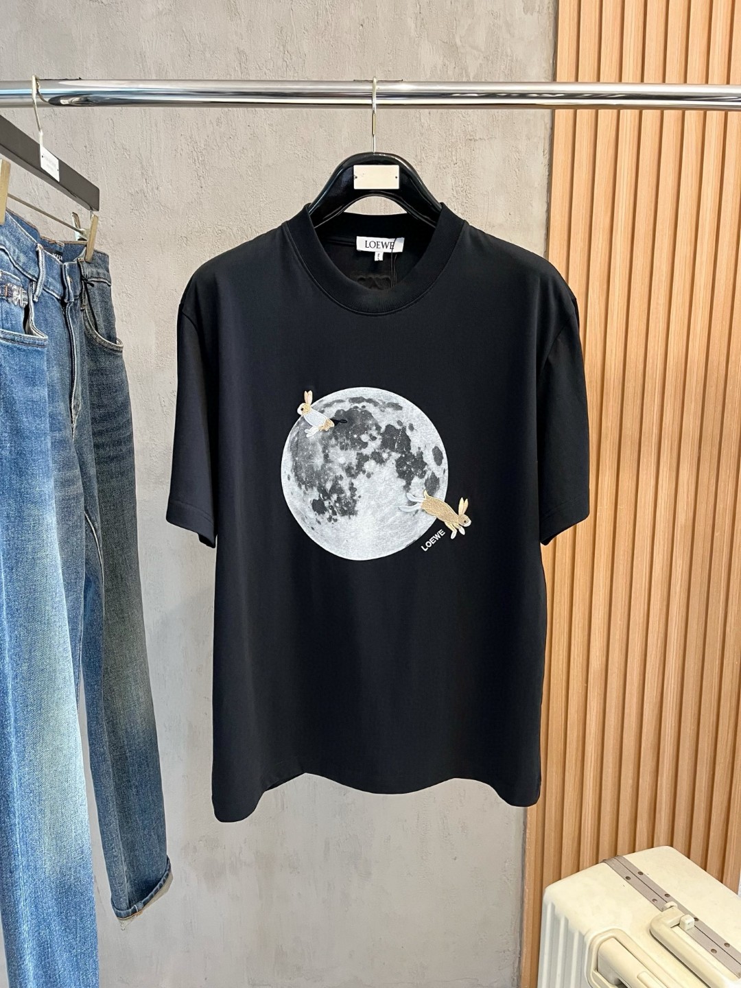 NO:497723,Loewe, Fat Brother Gospel Maximum XL can wear 200 kilograms high-end version, top round neck, casual short-sleeved high-end custom versatile style, anyone can easily control it, full custom fabric craftsmanship, the latest logo design of the luxurious classic brand on the chest, very high-end, those who understand goods must enter!  The style and tailoring are slim styles, which are very exquisite, showing aura and highlighting the exquisiteness of business men. This is the unique feature, the right slim fit, and the upper body effect is very good!  Size XS-XL (counter code is equivalent to M-3XL), loewe,loewe,T-shirt,alexander wang19860909Loewe 罗意威 胖哥福音最大XL可穿200斤高版本 顶级圆领休闲短袖高级定制百搭款式 任何人都可以轻松驾驭 面料全订制工艺 胸前奢华经典品牌最新logo设计,非常显档次懂货的必须入！版型剪裁属于修身款 非常精致,显气场,又会凸显商务男士的精致,这就是独到之处,恰到好处的修身,上身效果非常赞！尺码XS-XL（专柜码等同M-3XL）,,loewe,loewe,T-shirt,alexander wang,Men's clothing