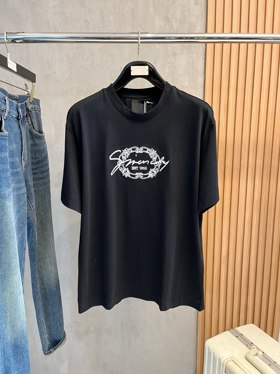 NO:497737,Givenchy Givenchy Fat Brother Gospel Maximum XL can wear 200 kilograms high-end version, top round neck casual short-sleeved high-end custom versatile style, anyone can easily control it, full custom fabric craftsmanship, the latest logo design of the luxurious classic brand on the chest, very high-end, those who understand goods must enter!  The style and tailoring are slim styles, which are very exquisite, showing aura and highlighting the exquisiteness of business men. This is the unique feature, the right slim fit, and the upper body effect is very good!  Size XS-XL (counter code is equivalent to M-3XL), given , given , given , given , T-shirt, alexander wang19860909Givenchy 纪梵希 胖哥福音最大XL可穿200斤高版本 顶级圆领休闲短袖高级定制百搭款式 任何人都可以轻松驾驭 面料全订制工艺 胸前奢华经典品牌最新logo设计,非常显档次懂货的必须入！版型剪裁属于修身款 非常精致,显气场,又会凸显商务男士的精致,这就是独到之处,恰到好处的修身,上身效果非常赞！尺码XS-XL（专柜码等同M-3XL）,,givenchy,givenchy,T-shirt,alexander wang,Men's clothing