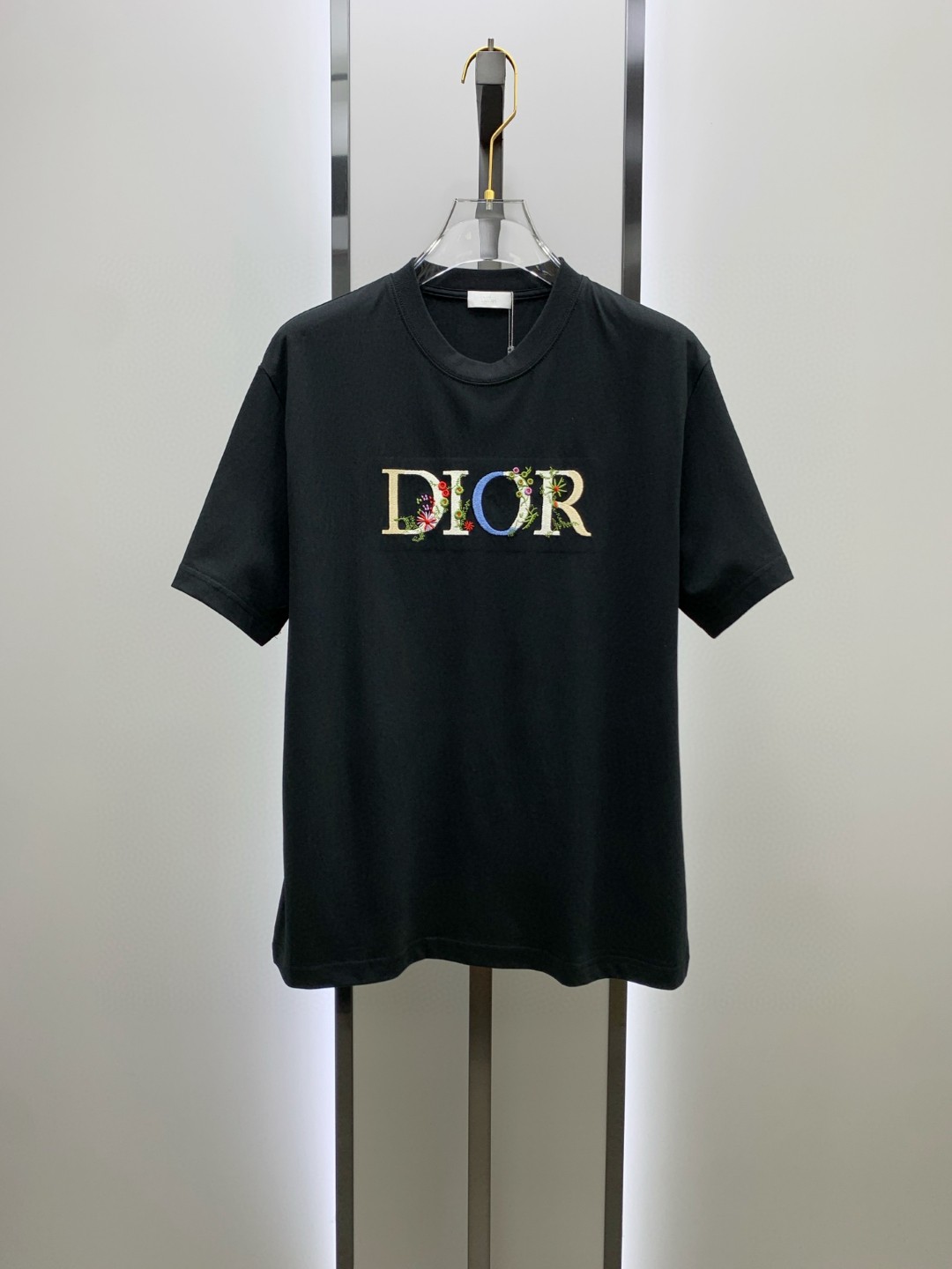 NO:497741,DIOR DIOR Pang Ge's Gospel Maximum XL can wear 200 kilograms high-end version, top round neck casual short-sleeved high-end custom versatile style, anyone can easily control it, full custom fabric craftsmanship, the latest logo design of the luxurious classic brand on the chest, very high-end, those who understand goods must enter!  The style and tailoring are slim styles, which are very exquisite, showing aura and highlighting the exquisiteness of business men. This is the unique feature, the right slim fit, and the upper body effect is very good!  Size XS-XL (counter code is equivalent to M-3XL), dior, dior, T-shirt, alexander wang19860909DIOR 迪奥 胖哥福音最大XL可穿200斤高版本 顶级圆领休闲短袖高级定制百搭款式 任何人都可以轻松驾驭 面料全订制工艺 胸前奢华经典品牌最新logo设计,非常显档次懂货的必须入！版型剪裁属于修身款 非常精致,显气场,又会凸显商务男士的精致,这就是独到之处,恰到好处的修身,上身效果非常赞！尺码XS-XL（专柜码等同M-3XL）,,dior,dior,T-shirt,alexander wang,Men's clothing