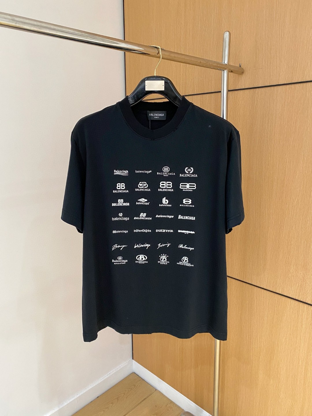 NO:497746,Balenciaga Balenciaga, the largest XL, can wear 200 kilograms, top-quality round neck, casual short-sleeved high-end custom style, anyone can easily control it, full-customized fabric craftsmanship, the latest logo design of the luxurious classic brand on the chest, very high-end, those who understand goods must enter!  The style and tailoring are slim styles, which are very exquisite, showing aura and highlighting the exquisiteness of business men. This is the unique feature, the right slim fit, and the upper body effect is very good!  Size XS-XL (counter code is equivalent to M-3XL), balenciaga, balenciaga, T-shirt, alexander wang19860909Balenciaga 巴黎世家 胖哥福音最大XL可穿200斤高版本 顶级圆领休闲短袖高级定制百搭款式 任何人都可以轻松驾驭 面料全订制工艺 胸前奢华经典品牌最新logo设计,非常显档次懂货的必须入！版型剪裁属于修身款 非常精致,显气场,又会凸显商务男士的精致,这就是独到之处,恰到好处的修身,上身效果非常赞！尺码XS-XL（专柜码等同M-3XL）,,balenciaga,balenciaga,T-shirt,alexander wang,Men's clothing