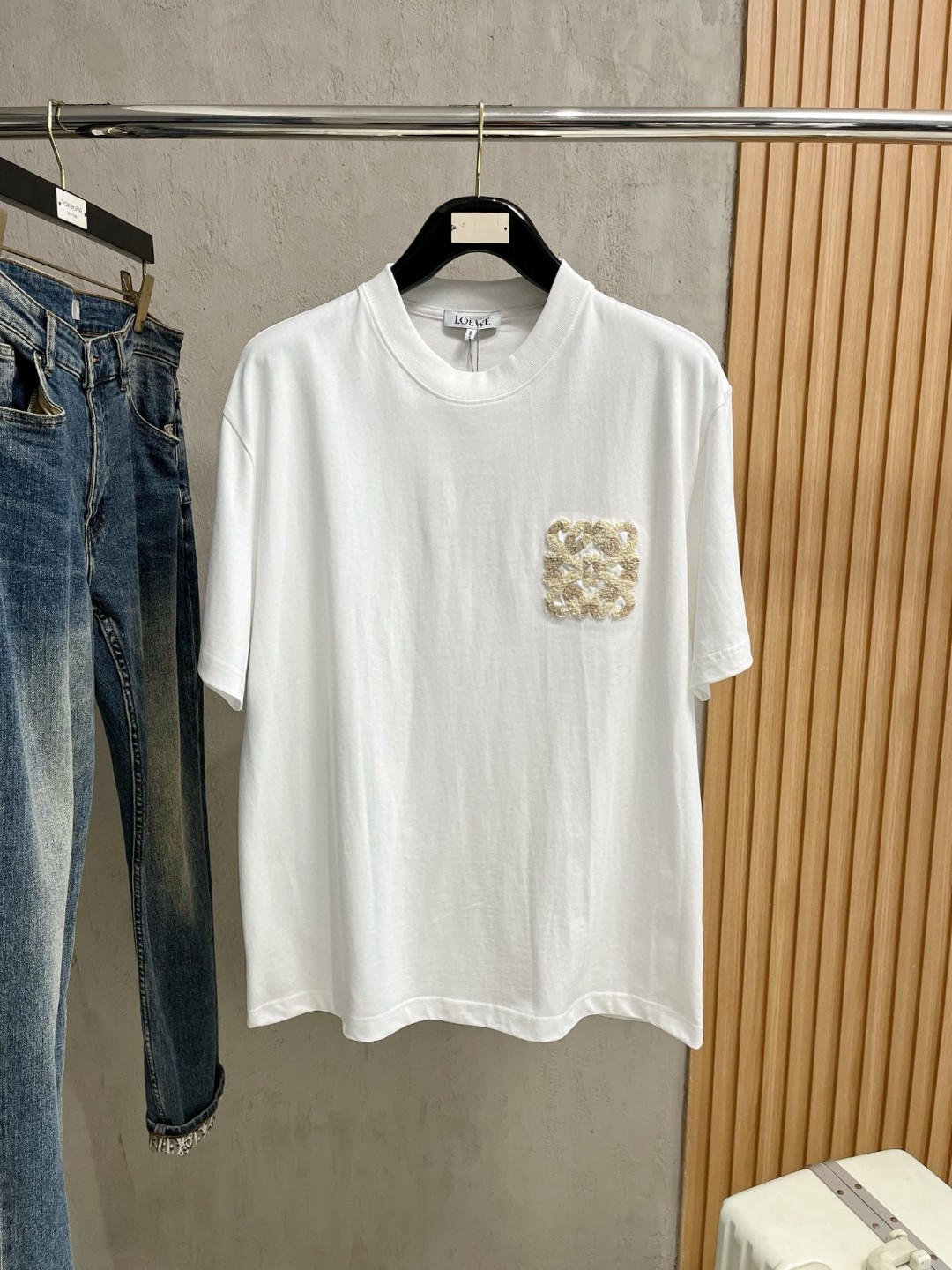 NO:497750,Loewe, Fat Brother Gospel Maximum XL can wear 200 kilograms high-end version, top round neck, casual short-sleeved high-end custom versatile style, anyone can easily control it, full custom fabric craftsmanship, the latest logo design of the luxurious classic brand on the chest, very high-end, those who understand goods must enter!  The style and tailoring are slim styles, which are very exquisite, showing aura and highlighting the exquisiteness of business men. This is the unique feature, the right slim fit, and the upper body effect is very good!  Size XS-XL (counter code is equivalent to M-3XL), loewe,loewe,T-shirt,alexander wang19860909Loewe 罗意威 胖哥福音最大XL可穿200斤高版本 顶级圆领休闲短袖高级定制百搭款式 任何人都可以轻松驾驭 面料全订制工艺 胸前奢华经典品牌最新logo设计,非常显档次懂货的必须入！版型剪裁属于修身款 非常精致,显气场,又会凸显商务男士的精致,这就是独到之处,恰到好处的修身,上身效果非常赞！尺码XS-XL（专柜码等同M-3XL）,,loewe,loewe,T-shirt,alexander wang,Men's clothing