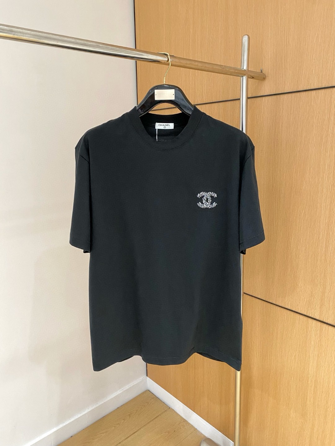 NO:497754,CHANEL Chanel Fat Brother Gospel Maximum XL can wear 200 kilograms high-end version, top round neck casual short sleeve high-end custom versatile style, anyone can easily control it, full custom fabric craftsmanship, the latest logo design of the luxurious classic brand on the chest, very high-end, those who understand goods must enter!  The style and tailoring are slim styles, which are very exquisite, showing aura and highlighting the exquisiteness of business men. This is the unique feature, the right slim fit, and the upper body effect is very good!  Size XS-XL (counter code is equivalent to M-3XL), chanel, chanel, T-shirt, alexander wang19860909CHANEL 香奈儿 胖哥福音最大XL可穿200斤高版本 顶级圆领休闲短袖高级定制百搭款式 任何人都可以轻松驾驭 面料全订制工艺 胸前奢华经典品牌最新logo设计,非常显档次懂货的必须入！版型剪裁属于修身款 非常精致,显气场,又会凸显商务男士的精致,这就是独到之处,恰到好处的修身,上身效果非常赞！尺码XS-XL（专柜码等同M-3XL）,,chanel,chanel,T-shirt,alexander wang,Men's clothing