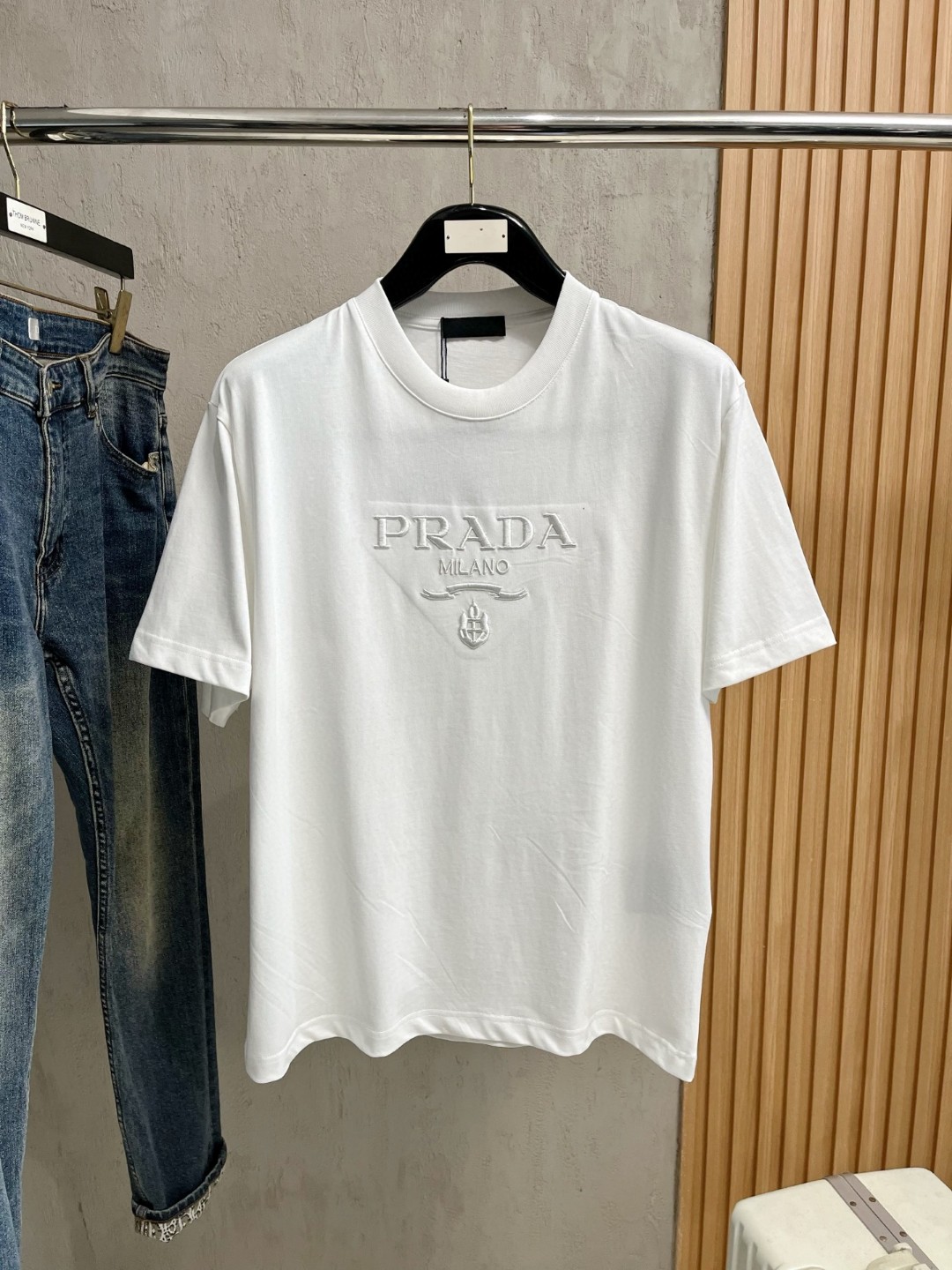 NO:497758,Prada Prada Fat Brother Gospel Maximum XL can wear 200 kilograms high-end version, top round neck casual short sleeve high-end custom versatile style, anyone can easily control it, full custom fabric craftsmanship, the latest logo design of luxury classic brand on the chest, very high-end, those who understand goods must enter!  The style and tailoring are slim styles, which are very exquisite, showing aura and highlighting the exquisiteness of business men. This is the unique feature, just right slim fit, and the upper body effect is very good!  Size XS-XL (counter code is equivalent to M-3XL), prada, prada, T-shirt, alexander wang19860909Prada 普拉达 胖哥福音最大XL可穿200斤高版本 顶级圆领休闲短袖高级定制百搭款式 任何人都可以轻松驾驭 面料全订制工艺 胸前奢华经典品牌最新logo设计,非常显档次懂货的必须入！版型剪裁属于修身款 非常精致,显气场,又会凸显商务男士的精致,这就是独到之处,恰到好处的修身,上身效果非常赞！尺码XS-XL（专柜码等同M-3XL）,,prada,prada,T-shirt,alexander wang,Men's clothing