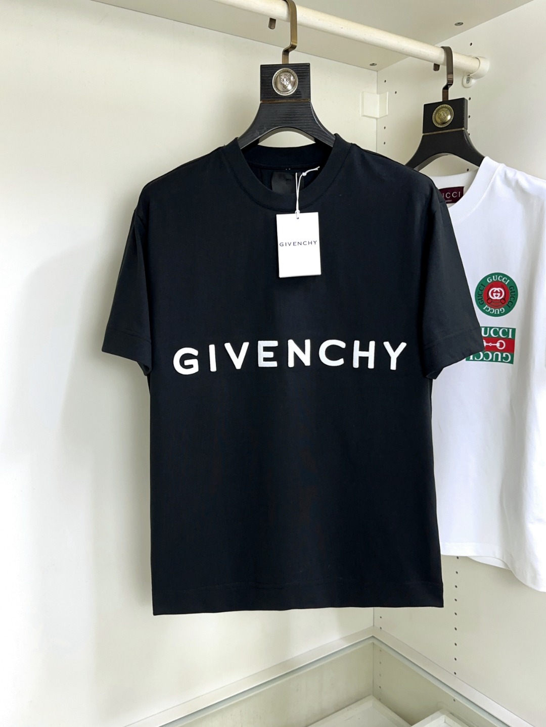 NO:494851,Givenchy Givenchy, Fat Brother Gospel, the largest XL can wear 200 kilograms high-end version, top round neck, casual short-sleeved high-end custom versatile style, anyone can easily control it, full custom fabric craftsmanship, the latest logo design of the luxurious classic brand on the chest, very high-end, those who understand goods must enter!  The style and tailoring are slim styles, which are very exquisite, showing aura and highlighting the exquisiteness of business men. This is the unique feature, the right slim fit, and the upper body effect is very good!  Size XS-XL (counter code is equivalent to M-3XL), given , given , given , given , T-shirt, alexander wang19860909Givenchy纪梵希 胖哥福音最大XL可穿200斤高版本 顶级圆领休闲短袖高级定制百搭款式 任何人都可以轻松驾驭 面料全订制工艺 胸前奢华经典品牌最新logo设计,非常显档次懂货的必须入！版型剪裁属于修身款 非常精致,显气场,又会凸显商务男士的精致,这就是独到之处,恰到好处的修身,上身效果非常赞！尺码XS-XL（专柜码等同M-3XL）,,givenchy,givenchy,T-shirt,alexander wang,Men's clothing