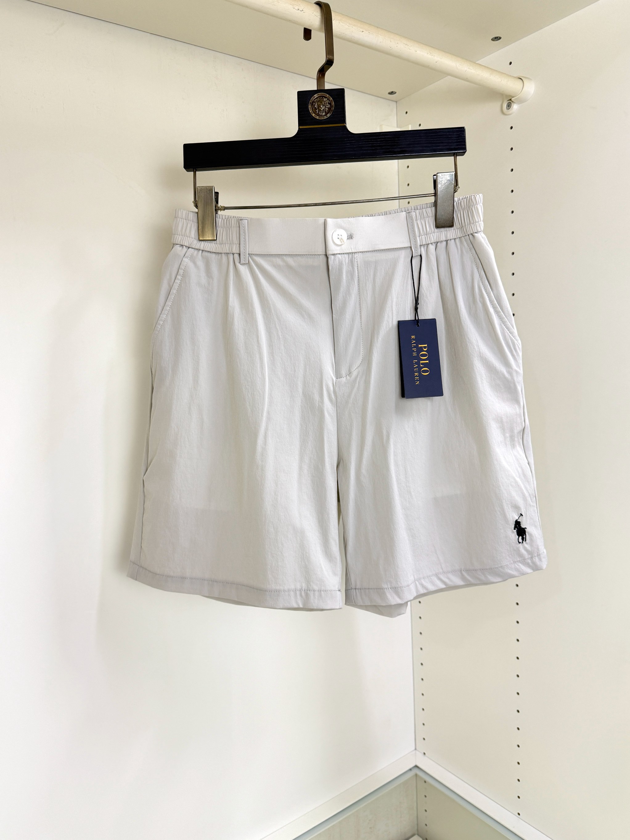 NO:494973,POLO Laurent 2025 new casual shorts for men and women, distinguish between market fabrics. Our shorts are much heavier than the weight on the market. Compare at will~ the original loose style is casual and sporty. Customize the top-level original exclusive polyester fabric!  Just distinguish the market version. The trouser leg design logo bar webbing splicing decoration!  Waist design with elastic elastic waist circumference modification!  Each piece of high-end craftsmanship determines success or failure~ I won’t say much. The quality and texture are very good. A fashionable item!  Size M-3XL, shorts, alexander wang19860909POLO拉夫劳伦 2025新款男女同款休闲短裤,区分市面料 我们的一条短裤就比市面的重量要重太多了 随意对比～原版宽松版型 休闲运动两不误 定制顶级原版专属聚酯纤维面料！区分市面版本即可 裤腿设计标识条杠织带拼接修饰！腰身设计松紧弹力腰围修饰！高端工艺每件决定成败～不多说 品质质感非常不错一款时尚单品！尺码M-3XL,,shorts,alexander wang,Men's clothing