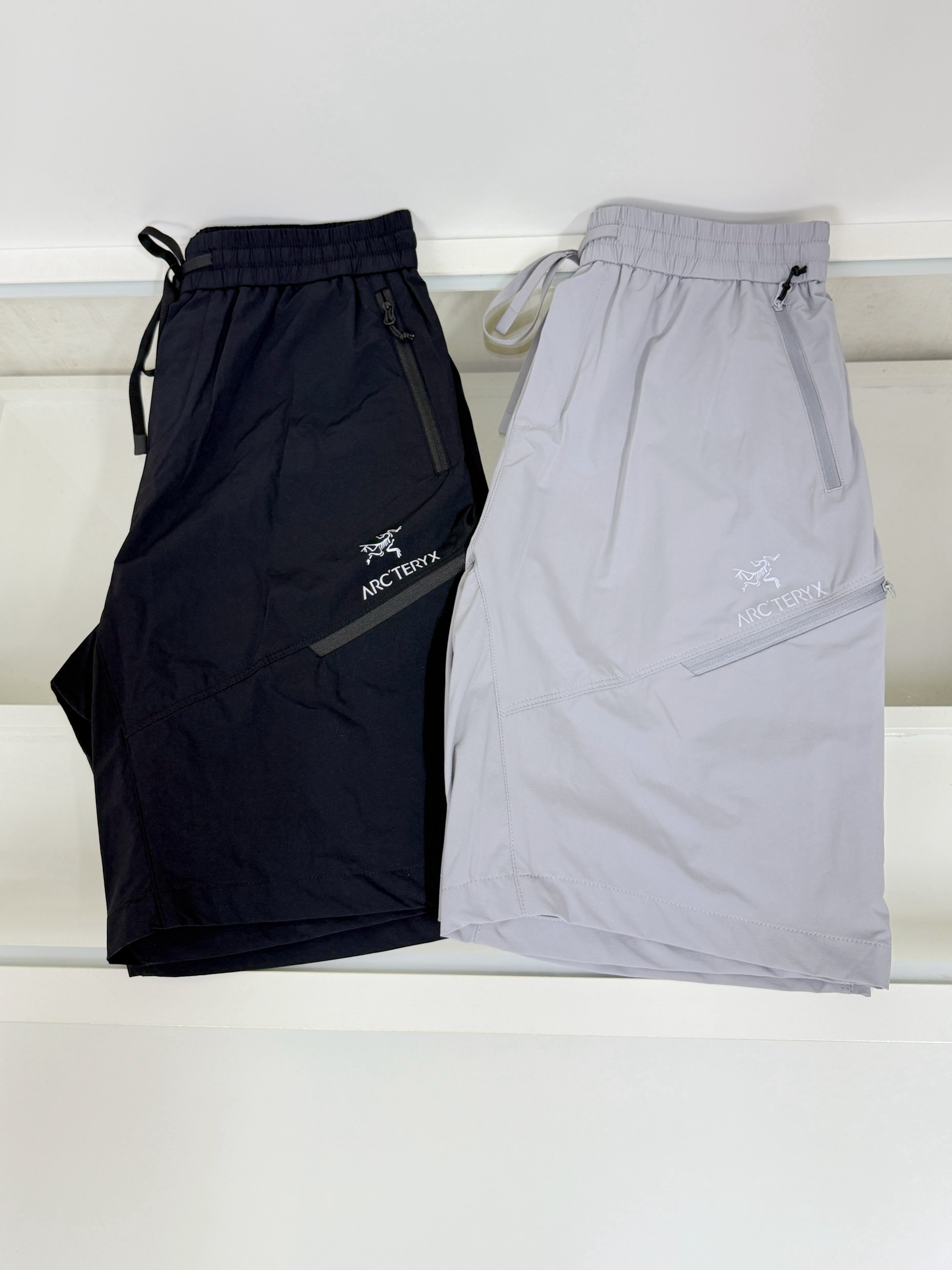 NO:520028,Archaeopteryx's new casual shorts for men and women, distinguish between market fabrics. Our shorts are much heavier than the weight on the market. Compare casually~ the original loose style is both casual and sporty. Customize the top-level original exclusive polyester fabric!  Just distinguish the market version. The trouser leg design logo bar webbing splicing decoration!  Waist design with elastic elastic waist circumference modification!  Each piece of high-end craftsmanship determines success or failure~ I won’t say much. The quality and texture are very good. A fashionable item!  Size M-3XL, arc'teryx, shorts, alexander wang19860909始祖鸟新款男女同款休闲短裤,区分市面料 我们的一条短裤就比市面的重量要重太多了 随意对比～原版宽松版型 休闲运动两不误 定制顶级原版专属聚酯纤维面料！区分市面版本即可 裤腿设计标识条杠织带拼接修饰！腰身设计松紧弹力腰围修饰！高端工艺每件决定成败～不多说 品质质感非常不错一款时尚单品！尺码M-3XL,arc'teryx,shorts,alexander wang,Men's clothing