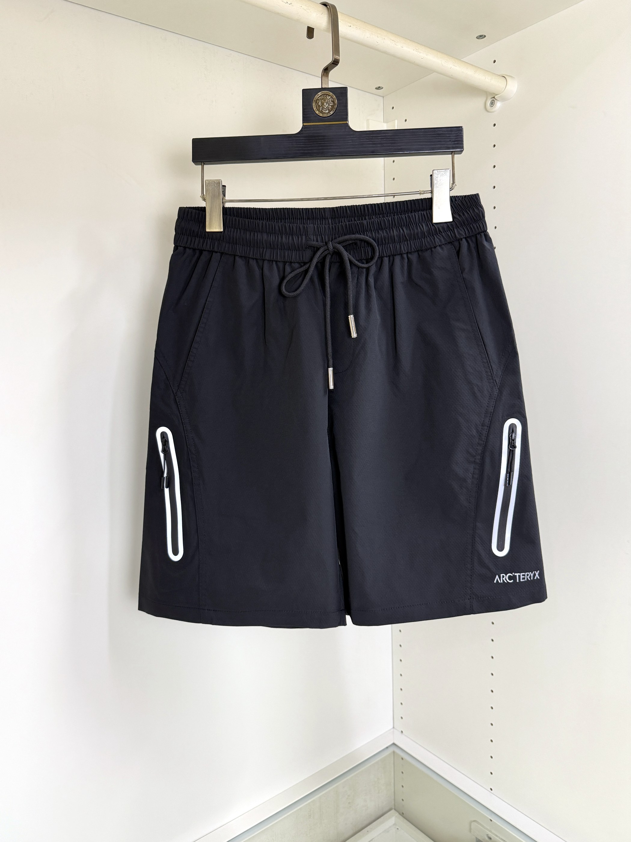 NO:520020,Archaeopteryx's new casual shorts for men and women, distinguish between market fabrics. Our shorts are much heavier than the weight on the market. Compare casually~ the original loose style is both casual and sporty. Customize the top-level original exclusive polyester fabric!  Just distinguish the market version. The trouser leg design logo bar webbing splicing decoration!  Waist design with elastic elastic waist circumference modification!  Each piece of high-end craftsmanship determines success or failure~ I won’t say much. The quality and texture are very good. A fashionable item!  Size S-XXL,arc'teryx,shorts,alexander wang19860909始祖鸟新款男女同款休闲短裤,区分市面料 我们的一条短裤就比市面的重量要重太多了 随意对比～原版宽松版型 休闲运动两不误 定制顶级原版专属聚酯纤维面料！区分市面版本即可 裤腿设计标识条杠织带拼接修饰！腰身设计松紧弹力腰围修饰！高端工艺每件决定成败～不多说 品质质感非常不错一款时尚单品！尺码S-XXL,arc'teryx,shorts,alexander wang,Men's clothing