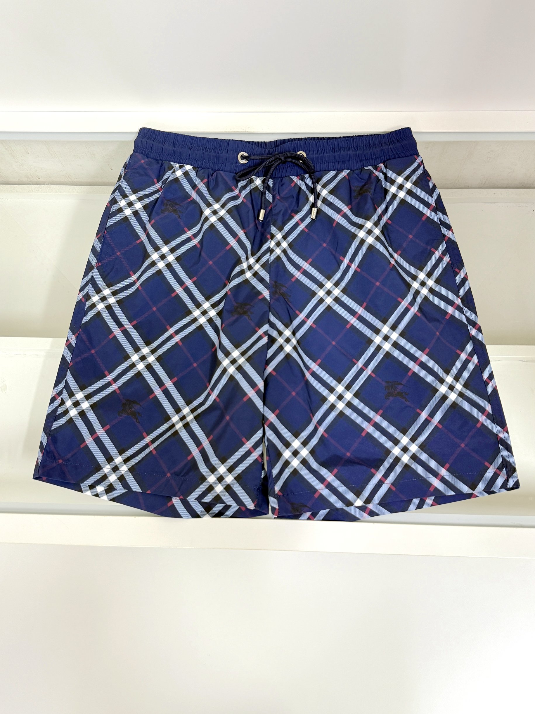 NO:494950,Burberry New casual shorts for men and women, distinguish between market fabrics. Our shorts are much heavier than the weight on the market. Compare it casually~ the original loose style is casual and sporty. Customize the top-level original exclusive polyester fabric!  Just distinguish the market version. The trouser leg design logo bar webbing splicing decoration!  Waist design with elastic elastic waist circumference modification!  Each piece of high-end craftsmanship determines success or failure~ I won’t say much. The quality and texture are very good. A fashionable item!  Size M-3XL, burberry, burberry, shorts, alexander wang19860909Burberry巴宝莉 新款男女同款休闲短裤,区分市面料 我们的一条短裤就比市面的重量要重太多了 随意对比～原版宽松版型 休闲运动两不误 定制顶级原版专属聚酯纤维面料！区分市面版本即可 裤腿设计标识条杠织带拼接修饰！腰身设计松紧弹力腰围修饰！高端工艺每件决定成败～不多说 品质质感非常不错一款时尚单品！尺码M-3XL,,burberry,burberry,shorts,alexander wang,Men's clothing