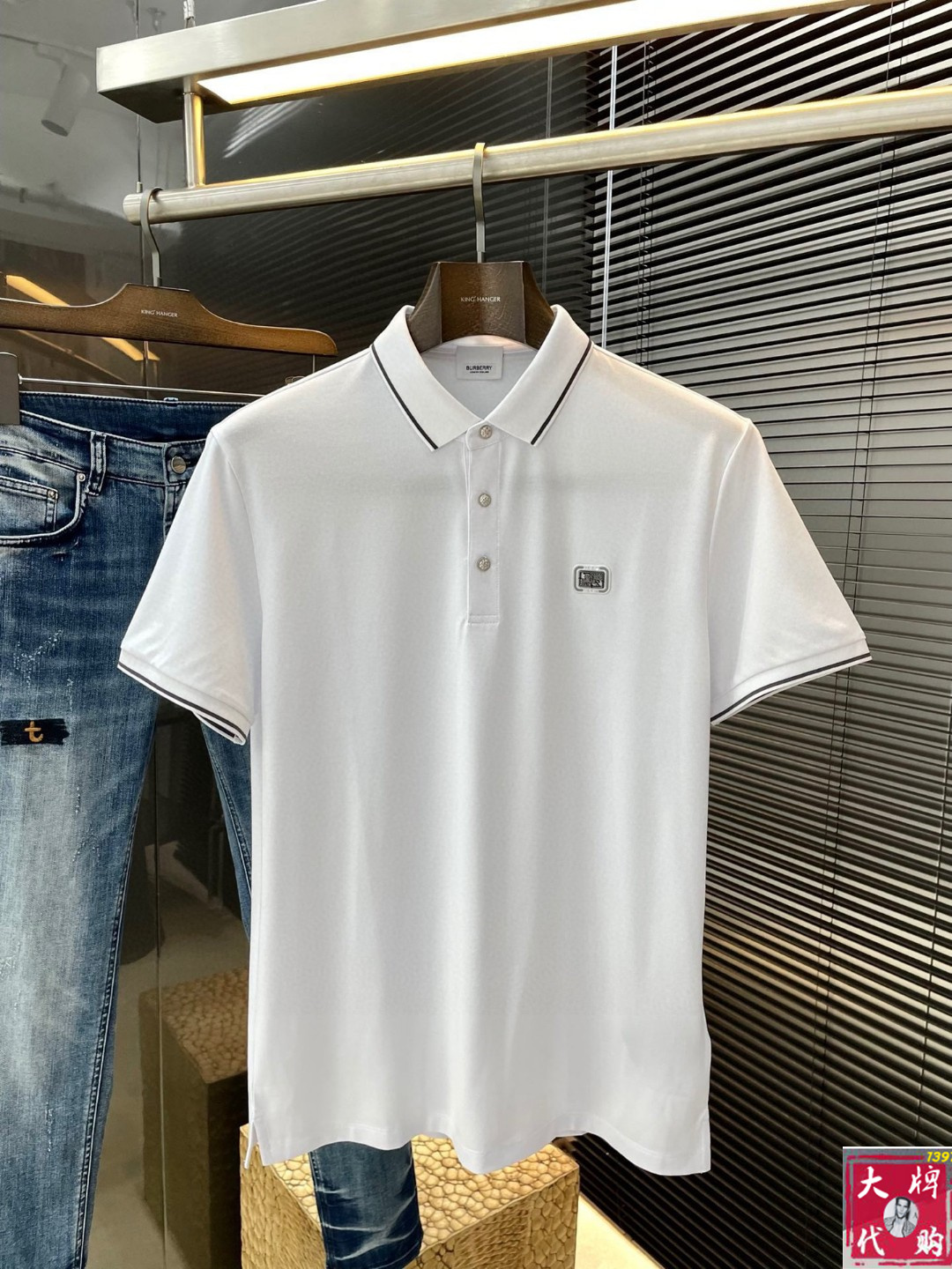 NO:494940,Burberry's latest POLO short-sleeved spring and summer, uses the latest cotton fabric, which is resistant to washing and not fading easily, has a soft feel and soft and comfortable composition. Classic design style, special customization, simple cutting and splicing, reflecting the extraordinary craftsmanship of workers, full of high-end and fashionable feeling!  The style is quite good and casual and versatile. Size M-3XL, burberry, burberry, T-shirt, alexander wang19860909Burberry 巴宝莉 春夏最新款POLO短袖,采用最新棉面料,耐水洗不易掉色,手感柔软、成分柔软舒适 经典设计风格 特殊定制 简单的裁剪方式拼接,体现出工人不凡的工艺,高端时尚感十足！版型相当赞休闲百搭款.尺码M-3XL,,burberry,burberry,T-shirt,alexander wang,Men's clothing