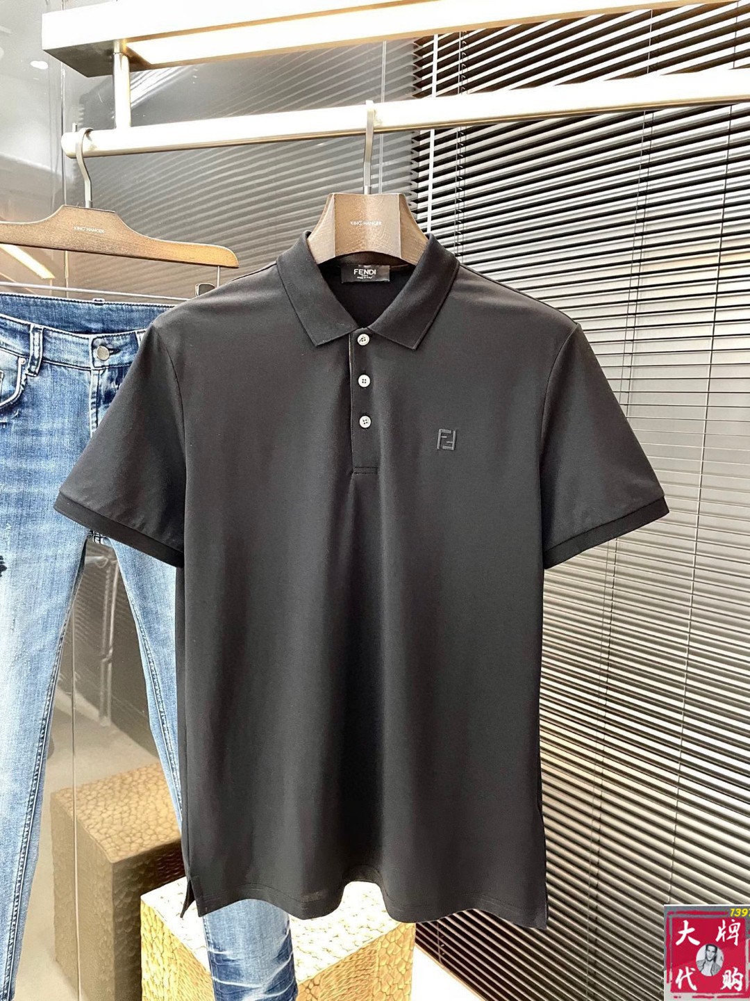 NO:494945,Fendi's latest POLO short-sleeved spring and summer, uses the latest cotton fabric, which is resistant to washing and not easy to fade, has a soft feel and soft and comfortable composition. Classic design style, special customization, simple cutting and splicing, reflecting the extraordinary craftsmanship of workers, full of high-end fashion sense!  The style is quite good at casual and versatile. Size M-3XL, fendi, fendi, T-shirt, alexander wang19860909Fendi 芬迪 春夏最新款POLO短袖,采用最新棉面料,耐水洗不易掉色,手感柔软、成分柔软舒适 经典设计风格 特殊定制 简单的裁剪方式拼接,体现出工人不凡的工艺,高端时尚感十足！版型相当赞休闲百搭款.尺码M-3XL,,fendi,fendi,T-shirt,alexander wang,Men's clothing