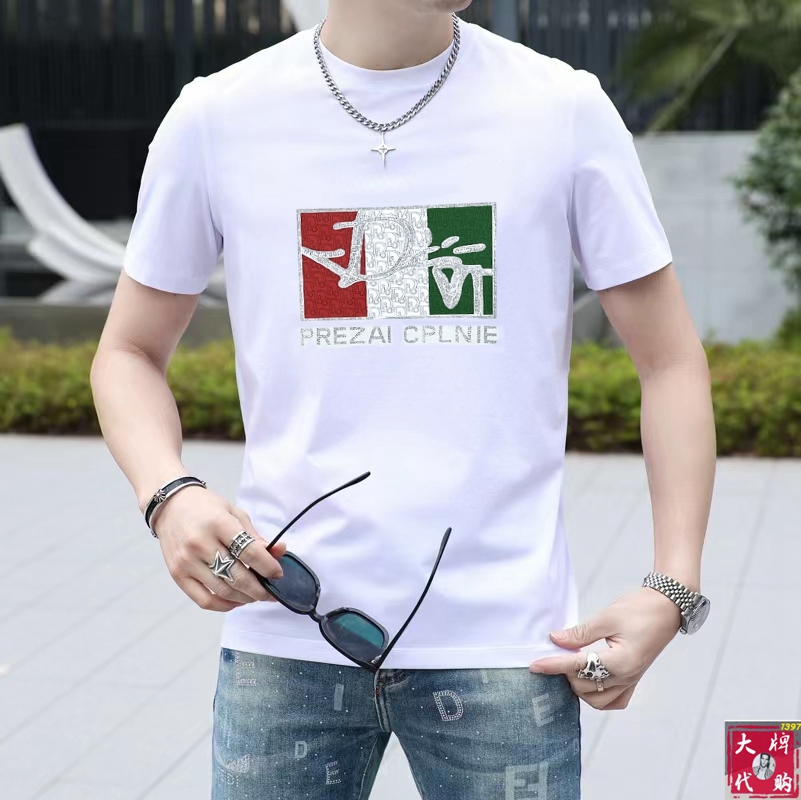 NO:494899,DIOR DIOR Fat Brother Gospel Max 4XL wears up to 200 catties top-level round neck short sleeve high-end custom versatile styles. Anyone can easily control the fabric. Fully customized craftsmanship. The latest logo design of the luxurious classic brand on the chest is very high-end. Those who understand goods must enter!  The style and tailoring are slim styles, which are very exquisite, showing aura and highlighting the exquisiteness of business men. This is the unique feature, the right slim fit, and the upper body effect is very good!  Size M-4XL, dior, dior, T-shirt, alexander wang19860909DIOR 迪奥 胖哥福音最大4XL穿到200斤顶级圆领短袖高级定制百搭款式 任何人都可以轻松驾驭 面料全订制工艺 胸前奢华经典品牌最新logo设计,非常显档次懂货的必须入！版型剪裁属于修身款 非常精致,显气场,又会凸显商务男士的精致,这就是独到之处,恰到好处的修身,上身效果非常赞！尺码M-4XL,,dior,dior,T-shirt,alexander wang,Men's clothing