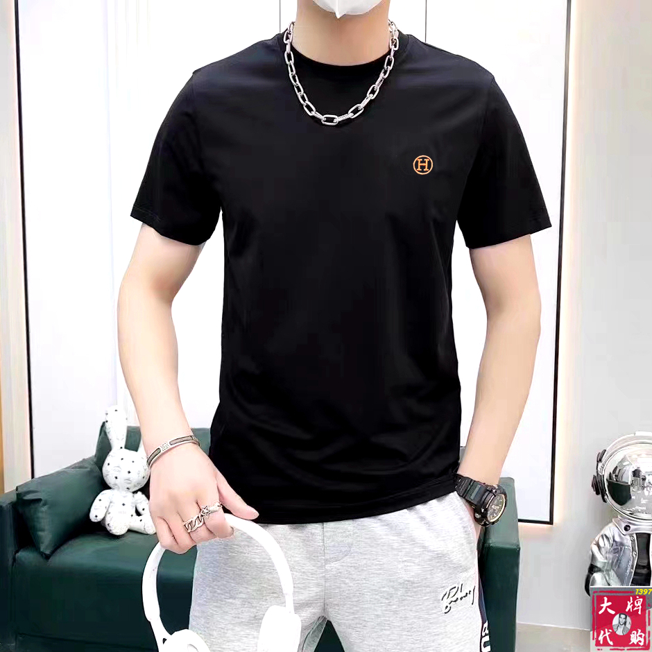 NO:494905,Hermes Hermes Fat Brother Gospel Max 4XL wears up to 200 catties top-grade round neck short sleeve high-end custom versatile styles. Anyone can easily control the fabric. Fully customized craftsmanship. The latest logo design of the luxurious classic brand on the chest is very high-end. Those who understand goods must enter!  The style and tailoring are slim styles, which are very exquisite, showing aura and highlighting the exquisiteness of business men. This is the unique feature, just right slim fit, and the upper body effect is very good!  Size M-4XL, hermes, hermes, T-shirt, alexander wang19860909Hermes 爱马仕 胖哥福音最大4XL穿到200斤顶级圆领短袖高级定制百搭款式 任何人都可以轻松驾驭 面料全订制工艺 胸前奢华经典品牌最新logo设计,非常显档次懂货的必须入！版型剪裁属于修身款 非常精致,显气场,又会凸显商务男士的精致,这就是独到之处,恰到好处的修身,上身效果非常赞！尺码M-4XL,,hermes,hermes,T-shirt,alexander wang,Men's clothing