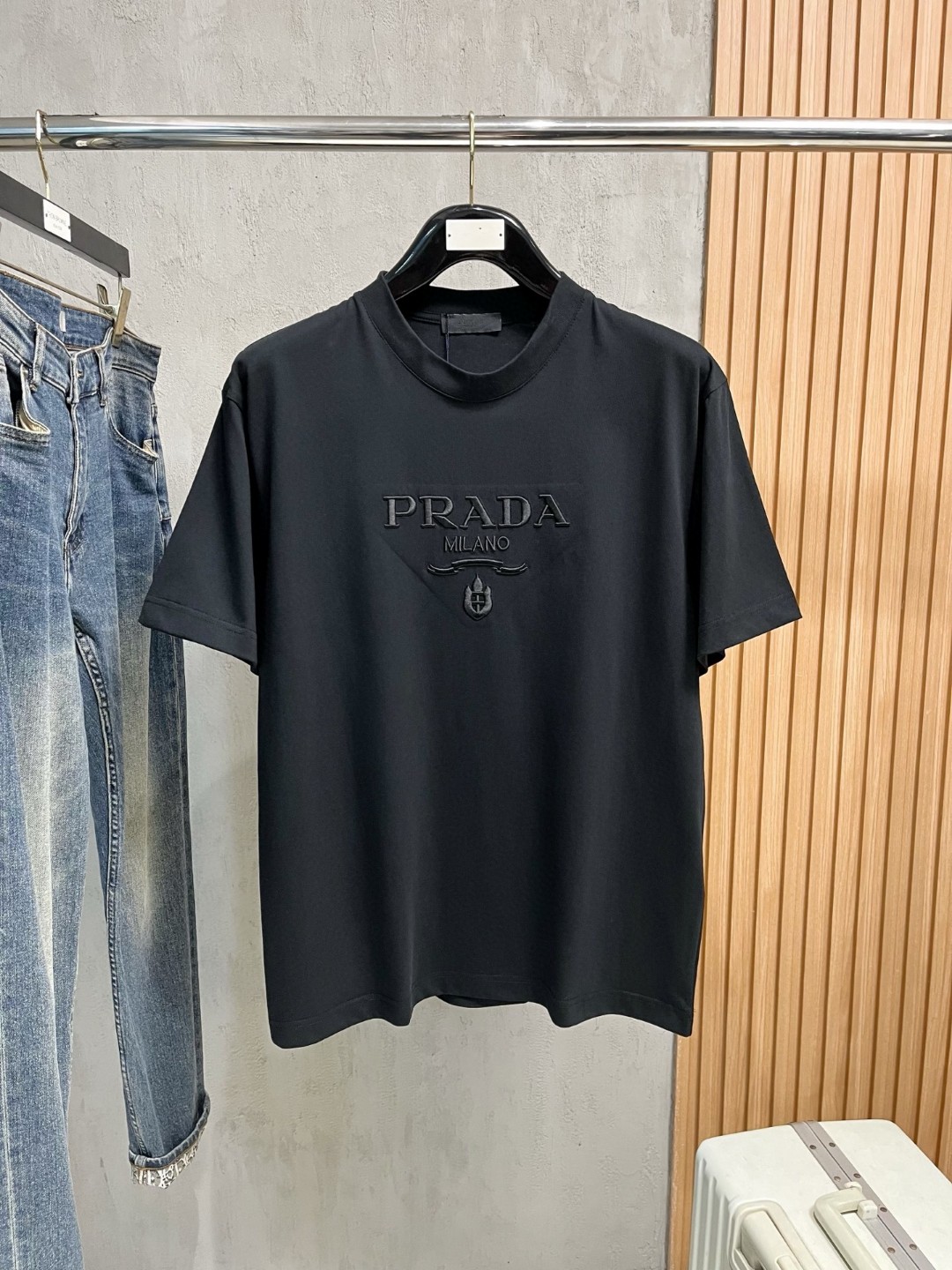 NO:494902,Prada Prada Fat Brother Gospel Maximum XL can wear 200 kilograms high-end version, top round neck casual short sleeve high-end custom versatile style, anyone can easily control it, full custom fabric craftsmanship, the latest logo design of luxury classic brand on the chest, very high-end, those who understand goods must enter!  The style and tailoring are slim styles, which are very exquisite, showing aura and highlighting the exquisiteness of business men. This is the unique feature, the right slim fit, and the upper body effect is very good!  Size XS-XL (counter code is equivalent to M-3XL), prada, prada, T-shirt, alexander wang19860909Prada 普拉达 胖哥福音最大XL可穿200斤高版本 顶级圆领休闲短袖高级定制百搭款式 任何人都可以轻松驾驭 面料全订制工艺 胸前奢华经典品牌最新logo设计,非常显档次懂货的必须入！版型剪裁属于修身款 非常精致,显气场,又会凸显商务男士的精致,这就是独到之处,恰到好处的修身,上身效果非常赞！尺码XS-XL（专柜码等同M-3XL）,,prada,prada,T-shirt,alexander wang,Men's clothing