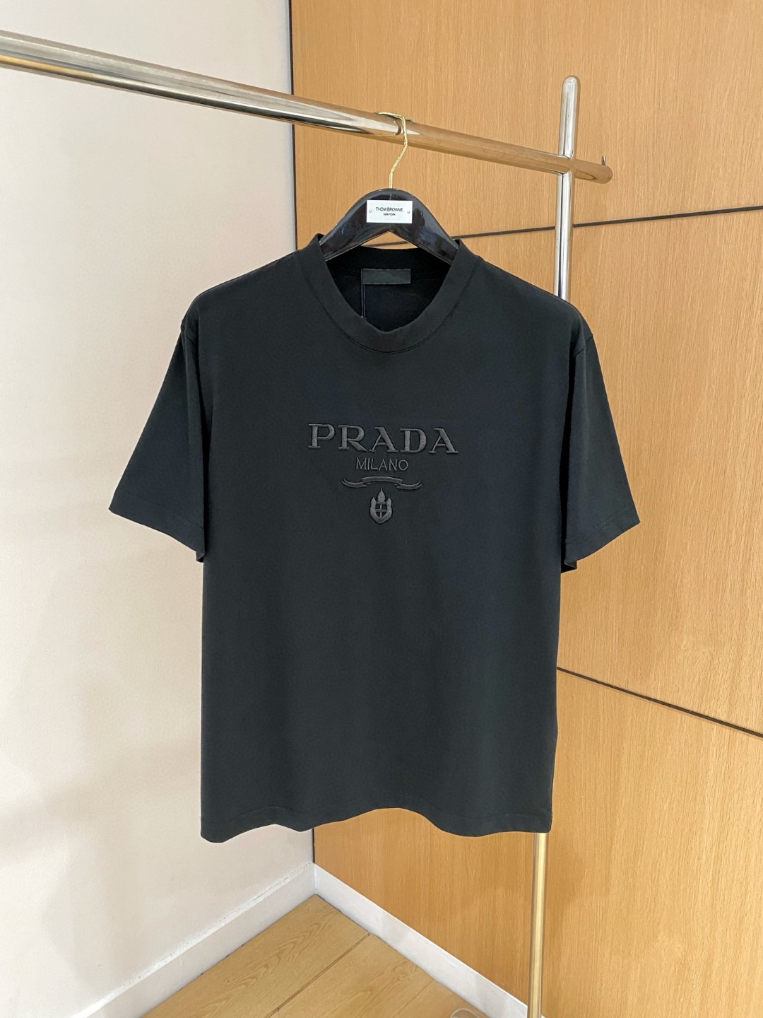 NO:494914,Prada Prada Fat Brother Gospel Maximum XL can wear 200 kilograms high-end version, top round neck casual short sleeve high-end custom versatile style, anyone can easily control it, full custom fabric craftsmanship, the latest logo design of luxury classic brand on the chest, very high-end, those who understand goods must enter!  The style and tailoring are slim styles, which are very exquisite, showing aura and highlighting the exquisiteness of business men. This is the unique feature, the right slim fit, and the upper body effect is very good!  Size XS-XL (counter code is equivalent to M-3XL), prada, prada, T-shirt, alexander wang19860909Prada 普拉达 胖哥福音最大XL可穿200斤高版本 顶级圆领休闲短袖高级定制百搭款式 任何人都可以轻松驾驭 面料全订制工艺 胸前奢华经典品牌最新logo设计,非常显档次懂货的必须入！版型剪裁属于修身款 非常精致,显气场,又会凸显商务男士的精致,这就是独到之处,恰到好处的修身,上身效果非常赞！尺码XS-XL（专柜码等同M-3XL）,,prada,prada,T-shirt,alexander wang,Men's clothing