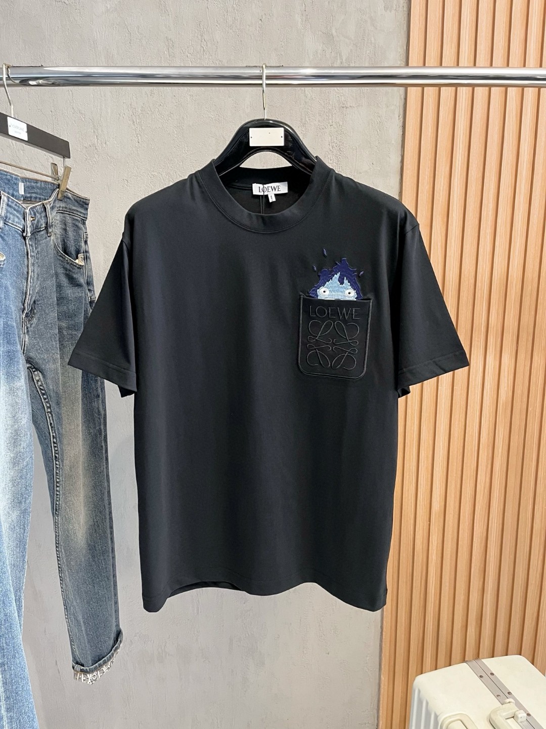 NO:494920,Loewe, Fat Brother Gospel Maximum XL can wear 200 kilograms high-end version, top round neck, casual short-sleeved high-end custom versatile style, anyone can easily control it, full custom fabric craftsmanship, the latest logo design of the luxurious classic brand on the chest, very high-end, those who understand goods must enter!  The style and tailoring are slim styles, which are very exquisite, showing aura and highlighting the exquisiteness of business men. This is the unique feature, just right slim fit, and the upper body effect is very good!  Size XS-XL (counter code is equivalent to M-3XL), loewe,loewe,T-shirt,alexander wang19860909Loewe 罗意威 胖哥福音最大XL可穿200斤高版本 顶级圆领休闲短袖高级定制百搭款式 任何人都可以轻松驾驭 面料全订制工艺 胸前奢华经典品牌最新logo设计,非常显档次懂货的必须入！版型剪裁属于修身款 非常精致,显气场,又会凸显商务男士的精致,这就是独到之处,恰到好处的修身,上身效果非常赞！尺码XS-XL（专柜码等同M-3XL）,,loewe,loewe,T-shirt,alexander wang,Men's clothing