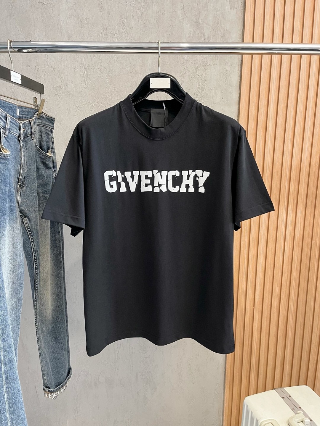 NO:494924,Givenchy Givenchy Fat Brother Gospel Maximum XL can wear 200 kilograms high-end version, top round neck casual short-sleeved high-end custom versatile style, anyone can easily control it, full custom fabric craftsmanship, the latest logo design of the luxurious classic brand on the chest, very high-end, those who understand goods must enter!  The style and tailoring are slim styles, which are very exquisite, showing aura and highlighting the exquisiteness of business men. This is the unique feature, the right slim fit, and the upper body effect is very good!  Size XS-XL (counter code is equivalent to M-3XL), given , given , given , given , T-shirt, alexander wang19860909Givenchy 纪梵希 胖哥福音最大XL可穿200斤高版本 顶级圆领休闲短袖高级定制百搭款式 任何人都可以轻松驾驭 面料全订制工艺 胸前奢华经典品牌最新logo设计,非常显档次懂货的必须入！版型剪裁属于修身款 非常精致,显气场,又会凸显商务男士的精致,这就是独到之处,恰到好处的修身,上身效果非常赞！尺码XS-XL（专柜码等同M-3XL）,,givenchy,givenchy,T-shirt,alexander wang,Men's clothing
