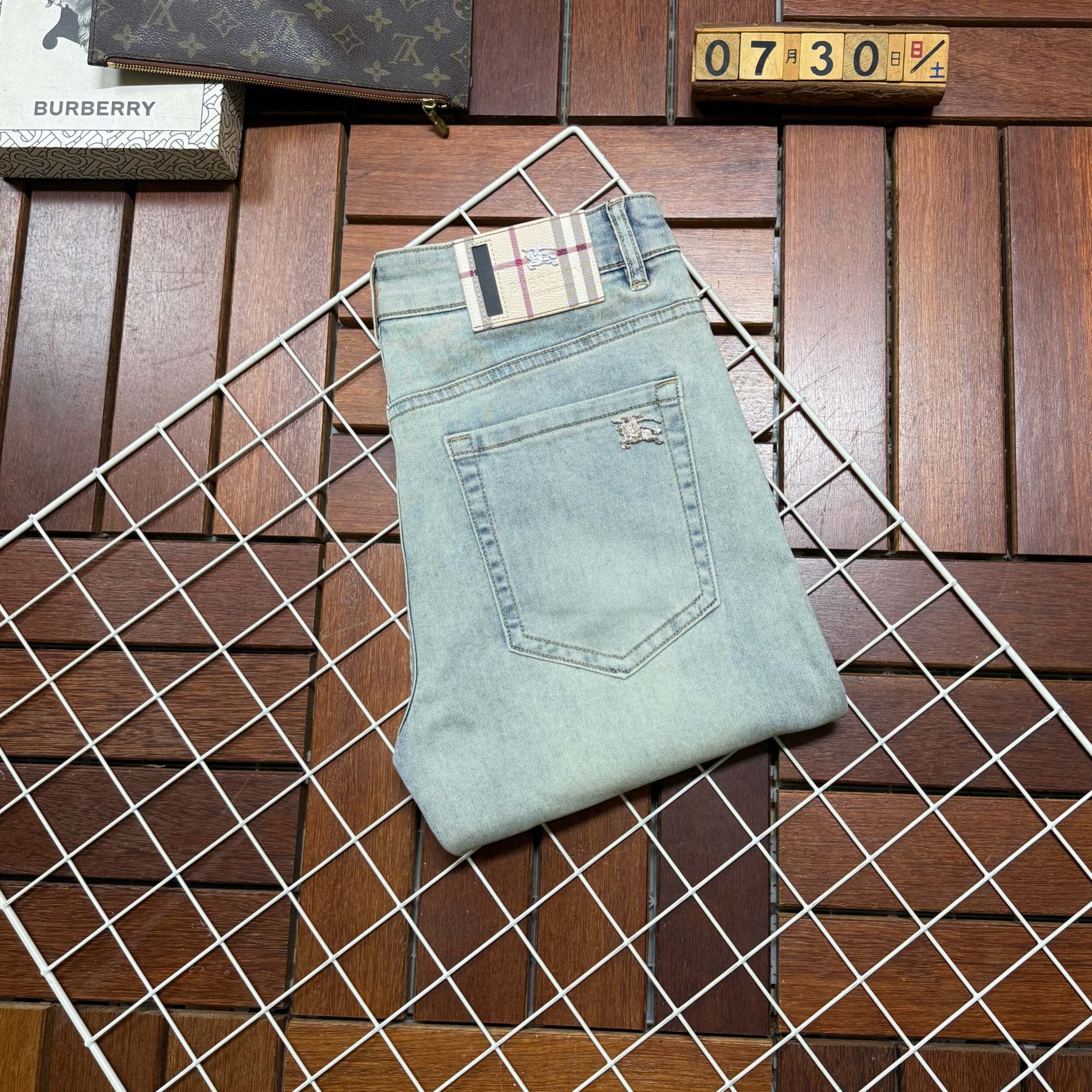 NO:492456,Burberry New style and new products available for sale in physical stores. The original 1:1 good product for the counter, suitable for all ages. The highest version of imported European fabrics in the market. They are comfortable, soft and skin-friendly, with super cool and fashionable and versatile upper body effect, straight and stylish, a must-have for the wardrobe!  Suitable for any occasion Size 29-38, burberry, burberry, jeans, alexander wang19860909Burberry 巴宝莉 新款新品 专柜有售 实体店极品牛仔裤专柜原版1:1好货,适合各个年龄段.市场最高版本的欧洲进口面料.舒适柔软亲肤,上身效果超级棒时尚百搭,笔挺有型,衣橱必备！适合任何场合穿着 尺码29-38,,burberry,burberry,jeans,alexander wang,Men's clothing