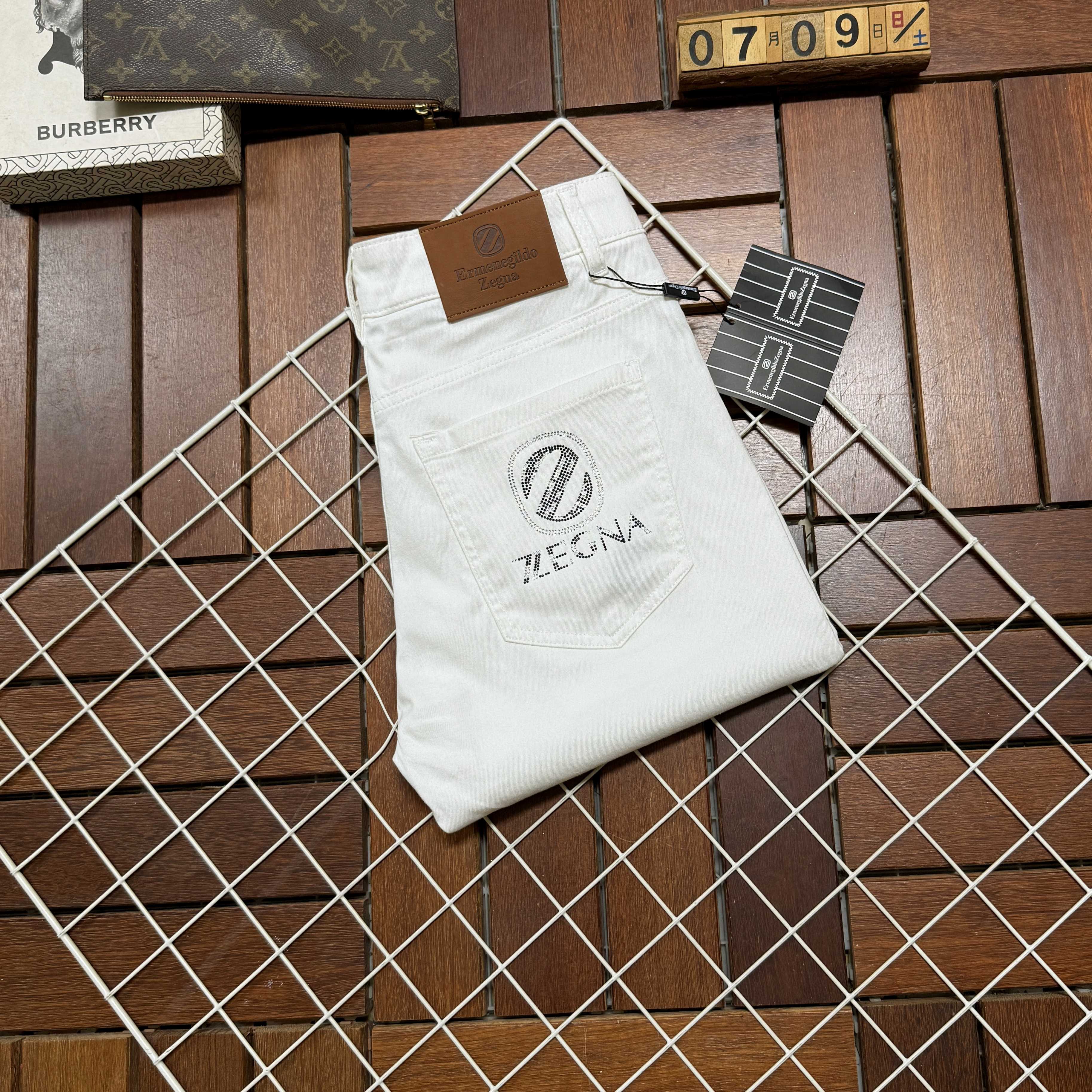 NO:492405,Zegna New style and new products available for sale in physical stores. The original 1:1 good product for the counter, suitable for all ages. The highest version of imported European fabrics in the market. They are comfortable, soft and skin-friendly, with super cool and fashionable and versatile upper body effect, straight and stylish, must-have for the wardrobe!  Suitable for any occasion Size 29-38, zegna, jeans, alexander wang19860909Zegna 杰尼亚 新款新品 专柜有售 实体店极品牛仔裤专柜原版1:1好货,适合各个年龄段.市场最高版本的欧洲进口面料.舒适柔软亲肤,上身效果超级棒时尚百搭,笔挺有型,衣橱必备！适合任何场合穿着 尺码29-38,,zegna,jeans,alexander wang,Men's clothing