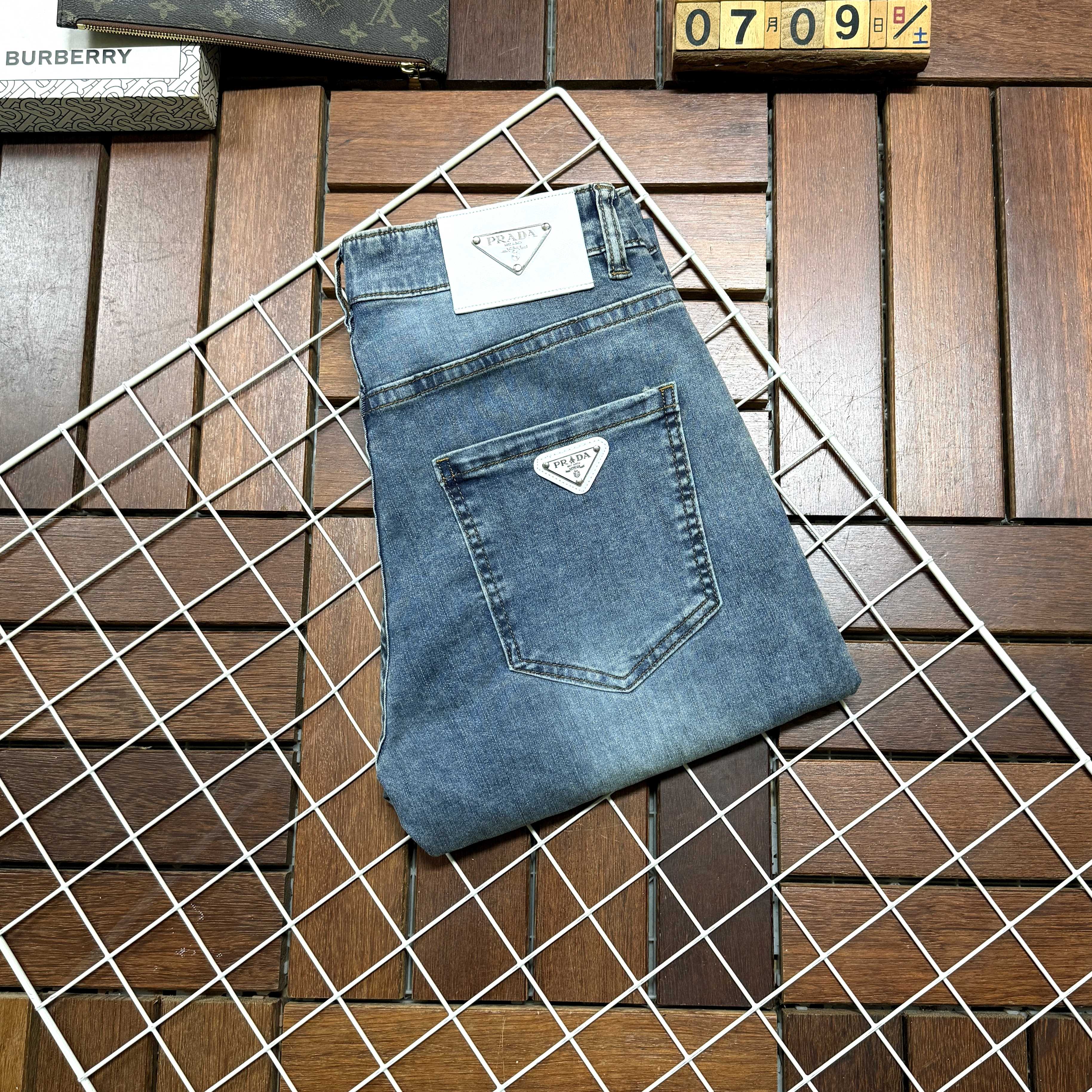 NO:489317,Prada New style and new products available for sale in physical stores. The original 1:1 good product for the counter, suitable for all ages. The highest version of imported European fabrics in the market. They are comfortable, soft and skin-friendly, with super cool and fashionable and versatile upper body effect, straight and stylish, a must-have for the wardrobe!  Suitable for any occasion Size 29-38, prada, prada, jeans, alexander wang19860909Prada 普拉达 新款新品 专柜有售 实体店极品牛仔裤专柜原版1:1好货,适合各个年龄段.市场最高版本的欧洲进口面料.舒适柔软亲肤,上身效果超级棒时尚百搭,笔挺有型,衣橱必备！适合任何场合穿着 尺码29-38,,prada,prada,jeans,alexander wang,Men's clothing