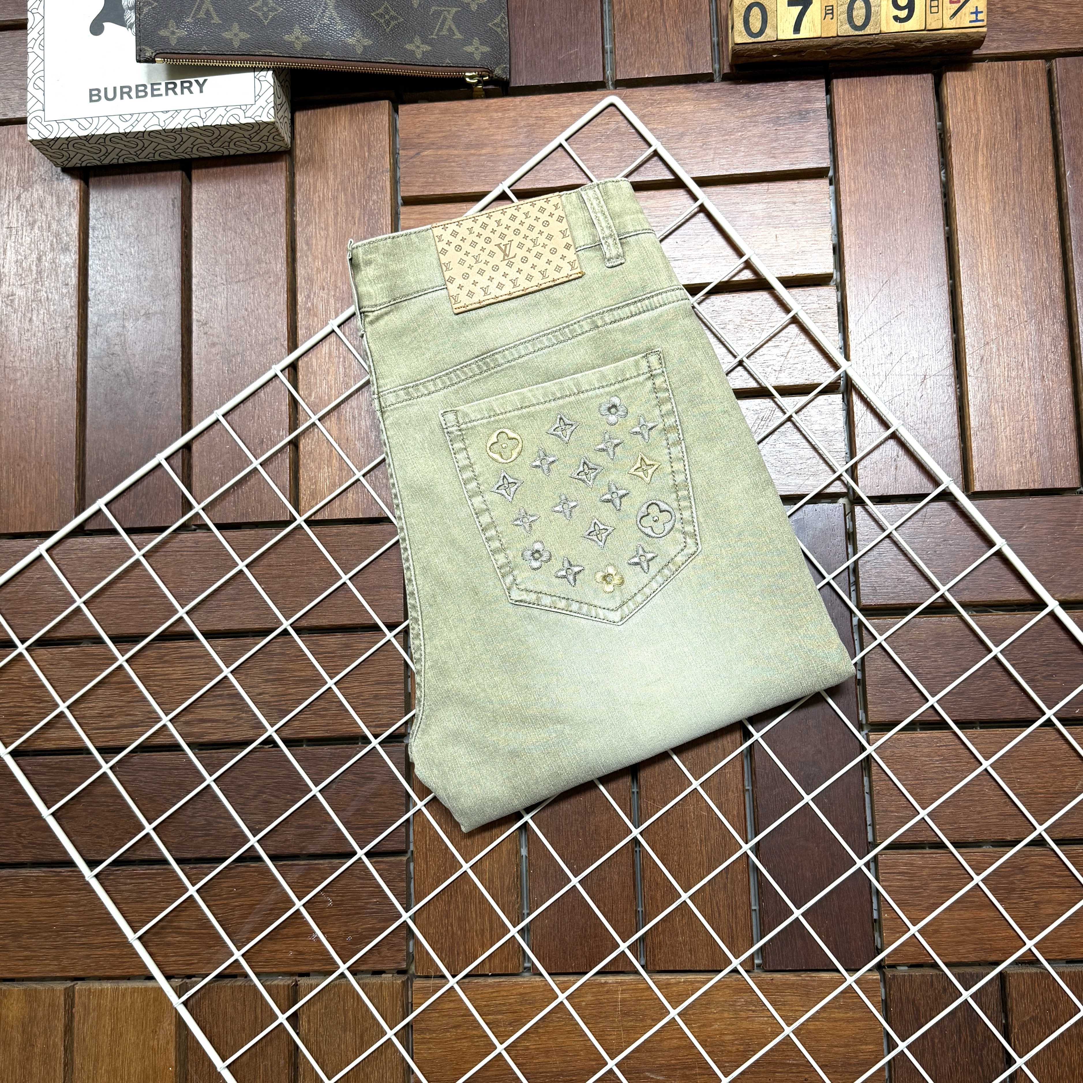 NO:492432,LV Louis Vuitton New style and new products available for sale in counters. The original 1:1 product for physical stores, suitable for all ages. The highest version of imported European fabrics in the market. They are comfortable, soft and skin-friendly. The upper body effect is super fashionable and versatile. They are straight and stylish. They are a must-have in the wardrobe!  Suitable for any occasion Size 29-38, louis vuitton,louis vuitton,jeans,alexander wang19860909LV 路易威登 新款新品 专柜有售 实体店极品牛仔裤专柜原版1:1好货,适合各个年龄段.市场最高版本的欧洲进口面料.舒适柔软亲肤,上身效果超级棒时尚百搭,笔挺有型,衣橱必备！适合任何场合穿着 尺码29-38,,louis vuitton,louis vuitton,jeans,alexander wang,Men's clothing