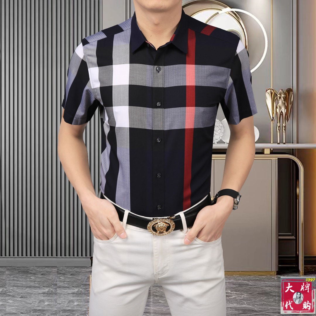 NO:489381,Burberry Spring and Summer New Men's Short Sleeve Classic Plaid Shirt Shirt, High-end Version!  Customized fabrics for counters are breathable and comfortable, with impeccable details, and the brand element design concept reflects high quality. The feel is delicate and soft!  It presents casual cut, unbeaten style, exquisite craftsmanship can stand the test, and the upper body style is excellent!  Standard code number M-3XL, burberry, burberry, shirts, T-shirt, alexander wang19860909巴宝莉 Burberry 春夏新款男士短袖经典格子衬衣 衬衫,高端版本！专柜定制面料 透气舒适度高,细节无可挑剔,品牌元素设计理念,体现高品质.手感细腻柔软！呈现休闲裁剪,长久不败款,精致的工艺经得起检验,上身版型超赞！标准码数M-3XL,,burberry,burberry,shirts,T-shirt,alexander wang,Men's clothing