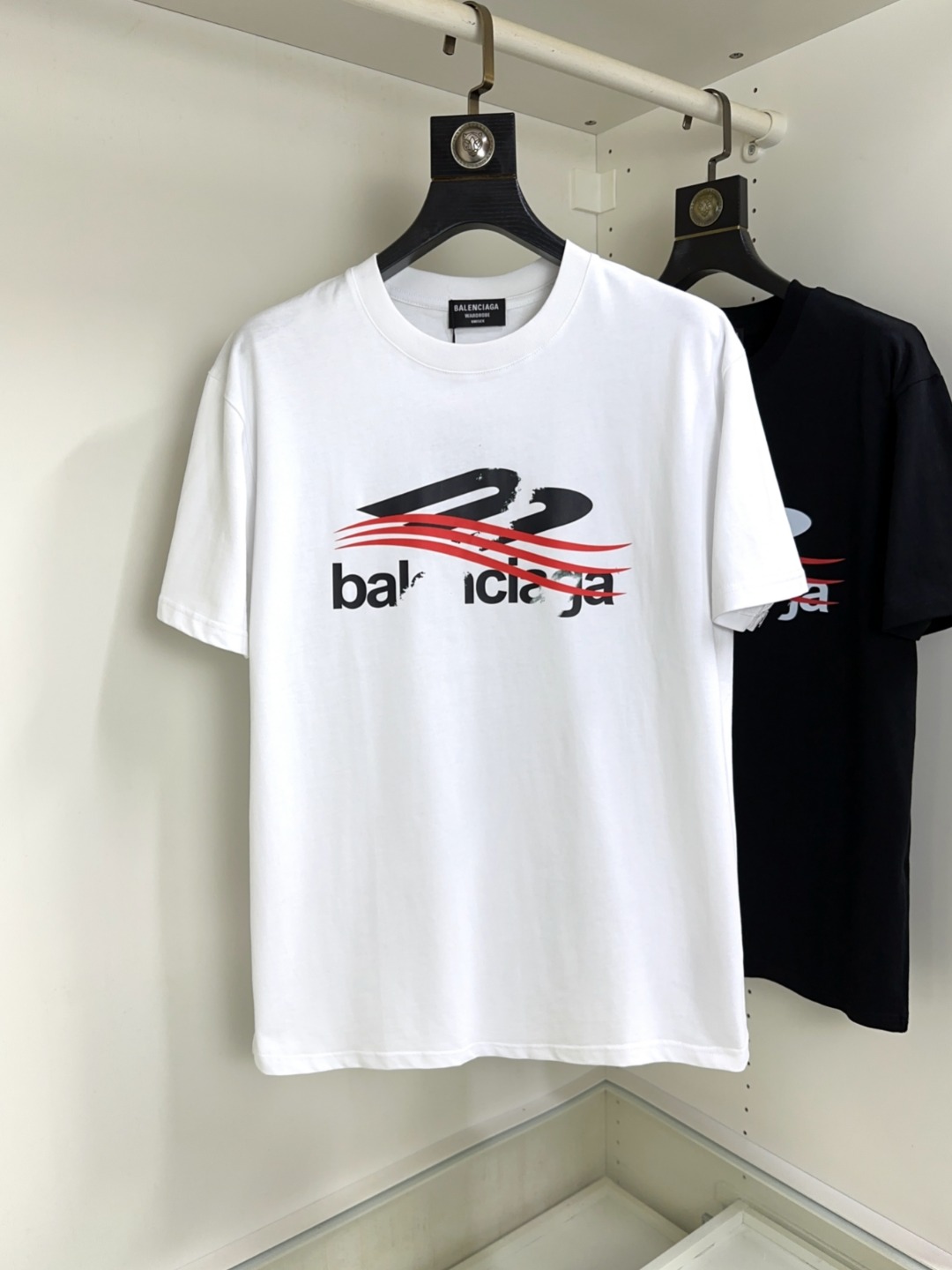 NO:489469,Balenciaga top round neck casual short sleeve high-end custom versatile styles that anyone can easily control. The fabric is fully customized craftsmanship, the latest logo design of the luxurious classic brand on the chest, which is very high-end and must be entered if you understand the goods!  The style and tailoring are slim styles, which are very exquisite, showing aura and highlighting the exquisiteness of business men. This is the unique feature, just right slim fit, and the upper body effect is very good!  Size S-XL can wear 190 catties, balenciaga, T-shirt, alexander wang19860909巴黎世家 顶级圆领休闲短袖高级定制百搭款式 任何人都可以轻松驾驭 面料全订制工艺 胸前奢华经典品牌最新logo设计,非常显档次懂货的必须入！版型剪裁属于修身款 非常精致,显气场,又会凸显商务男士的精致,这就是独到之处,恰到好处的修身,上身效果非常赞！尺码S-XL 可穿190斤,,balenciaga,T-shirt,alexander wang,Men's clothing