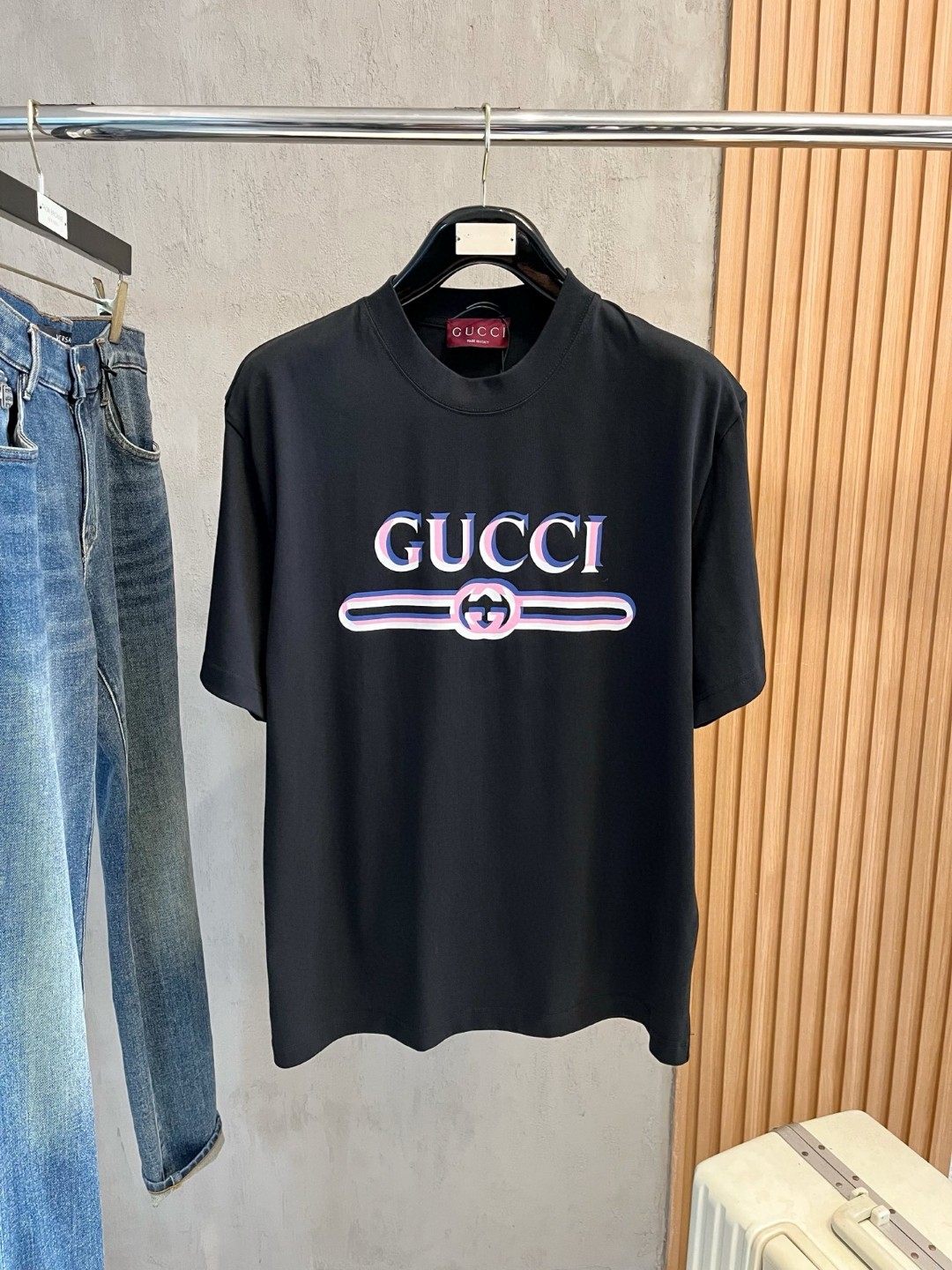 NO:489406,Gucci Gucci Fat Brother Gospel Maximum XL can wear 200 kilograms Top-level round neck casual short sleeves Top-level version High-end custom versatile styles Anyone can easily control the fabric is fully customized craftsmanship The latest logo design of the luxurious classic brand on the chest is very high-end, and those who understand goods must enter!  The style and tailoring are slim styles, which are very exquisite, showing aura and highlighting the exquisiteness of business men. This is the unique feature, just right slim fit, and the upper body effect is very good!  Size XS-XL (counter code is equivalent to M-3XL), gucci, T-shirt, alexander wang19860909Gucci 古奇 胖哥福音最大XL可穿200斤 顶级圆领休闲短袖 顶级版本 高级定制百搭款式 任何人都可以轻松驾驭 面料全订制工艺 胸前奢华经典品牌最新logo设计,非常显档次懂货的必须入！版型剪裁属于修身款 非常精致,显气场,又会凸显商务男士的精致,这就是独到之处,恰到好处的修身,上身效果非常赞！尺码XS-XL（专柜码等同M-3XL）,,gucci,T-shirt,alexander wang,Men's clothing
