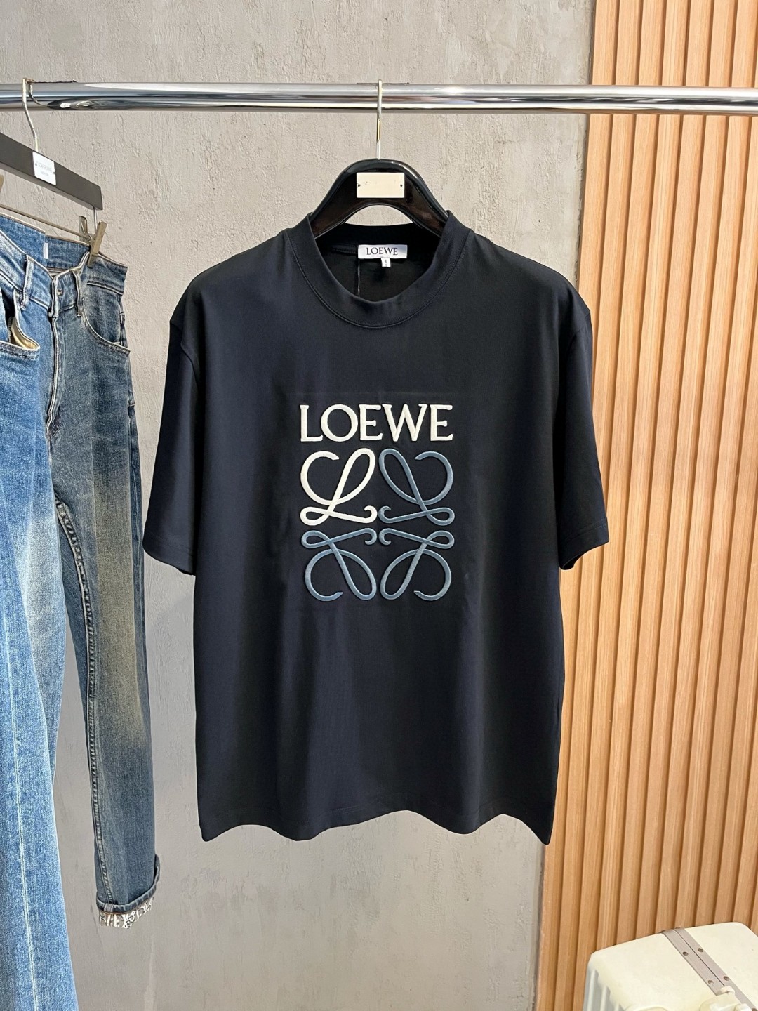 NO:489414,Loewe, Fat Brother Gospel Maximum XL can wear 200 kilograms, top-level round neck casual short sleeves, top-level version, high-end custom versatile styles, anyone can easily control the fabric, full customization and craftsmanship, the latest logo design of the luxurious classic brand on the chest, very high-end and those who understand goods must enter!  The style and tailoring are slim styles, which are very exquisite, showing aura and highlighting the exquisiteness of business men. This is the unique feature, just right slim fit, and the upper body effect is very good!  Size XS-XL (counter code is equivalent to M-3XL), loewe,loewe,T-shirt,alexander wang19860909Loewe 罗意威 胖哥福音最大XL可穿200斤 顶级圆领休闲短袖 顶级版本 高级定制百搭款式 任何人都可以轻松驾驭 面料全订制工艺 胸前奢华经典品牌最新logo设计,非常显档次懂货的必须入！版型剪裁属于修身款 非常精致,显气场,又会凸显商务男士的精致,这就是独到之处,恰到好处的修身,上身效果非常赞！尺码XS-XL（专柜码等同M-3XL）,,loewe,loewe,T-shirt,alexander wang,Men's clothing