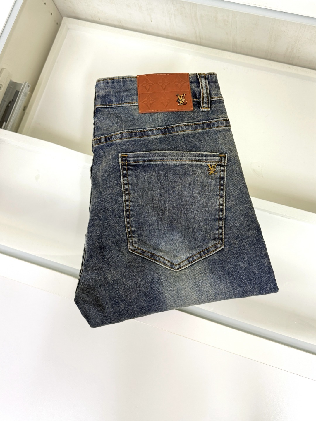 NO:489445,LV Louis Vuitton is coming, new products are available for sale in counters. The original jeans in physical stores are already 1:1 good products for the original products of all ages. The highest version of the imported European fabric in the market is comfortable, soft and skin-friendly, with super cool and fashionable and versatile upper body effect, straight and stylish, a must-have for the wardrobe!  Suitable for any occasion Size 29-38, louis vuitton,louis vuitton,jeans,alexander wang19860909LV 路易威登 爆款来袭 新款新品 专柜有售 实体店已极品牛仔裤专柜原版1:1好货,适合各个年龄段.市场最高版本的欧洲进口面料.舒适柔软亲肤,上身效果超级棒时尚百搭,笔挺有型,衣橱必备！适合任何场合穿着 尺码29-38,,louis vuitton,louis vuitton,jeans,alexander wang,Men's clothing