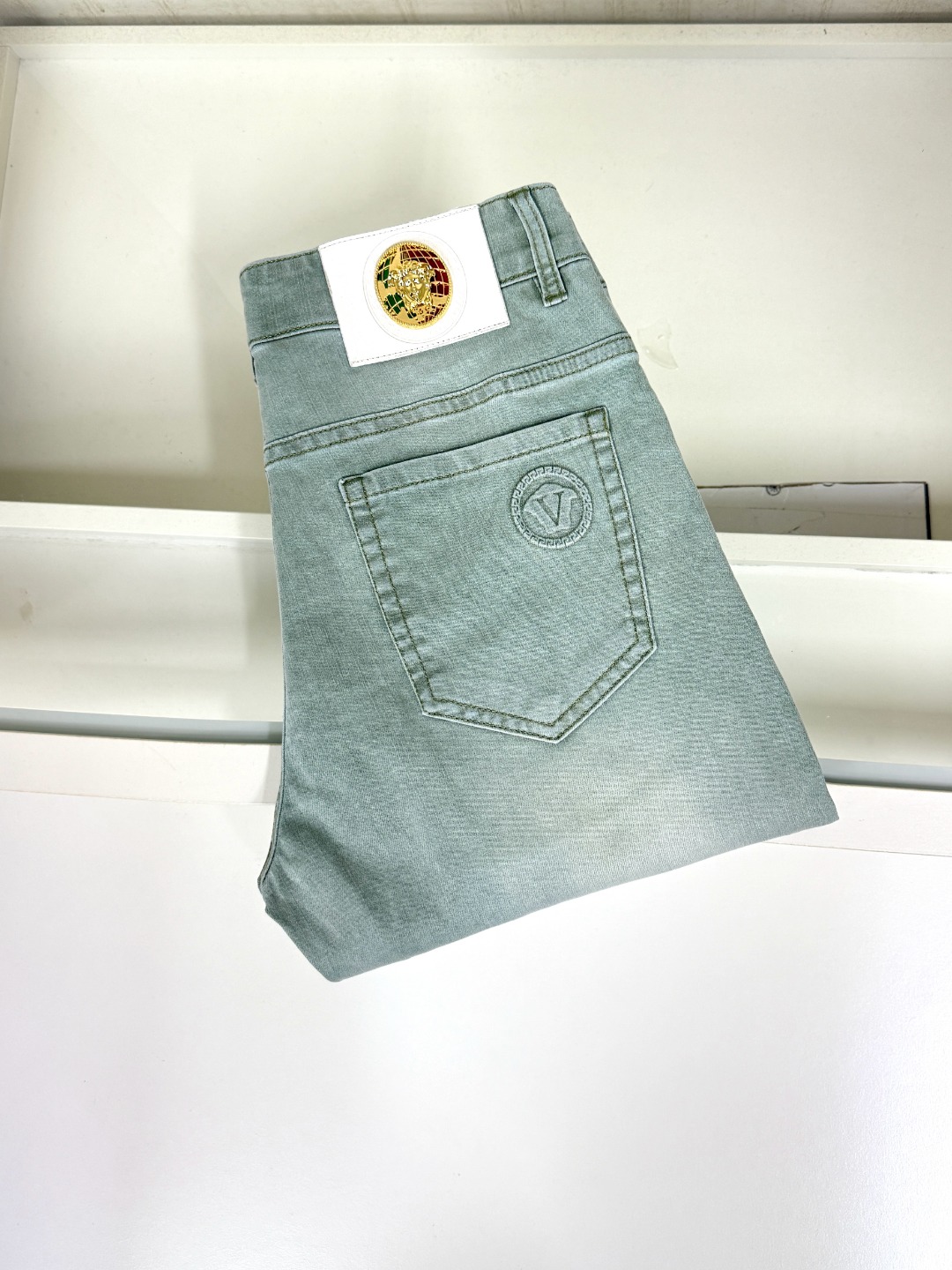 NO:489439,Versace is coming, new models and new products are available for sale in the counter. The original jeans in physical stores are already 1:1 good for the original product of all ages. The highest version of the imported European fabric in the market is comfortable, soft and skin-friendly, with super cool and fashionable and versatile effect, straight and stylish, a must-have for the wardrobe!  Suitable for any occasion Size 29-38, versace, versace, jeans, alexander wang19860909Versace范思哲爆款来袭 新款新品 专柜有售 实体店已极品牛仔裤专柜原版1:1好货,适合各个年龄段.市场最高版本的欧洲进口面料.舒适柔软亲肤,上身效果超级棒时尚百搭,笔挺有型,衣橱必备！适合任何场合穿着 尺码29-38,,versace,versace,jeans,alexander wang,Men's clothing