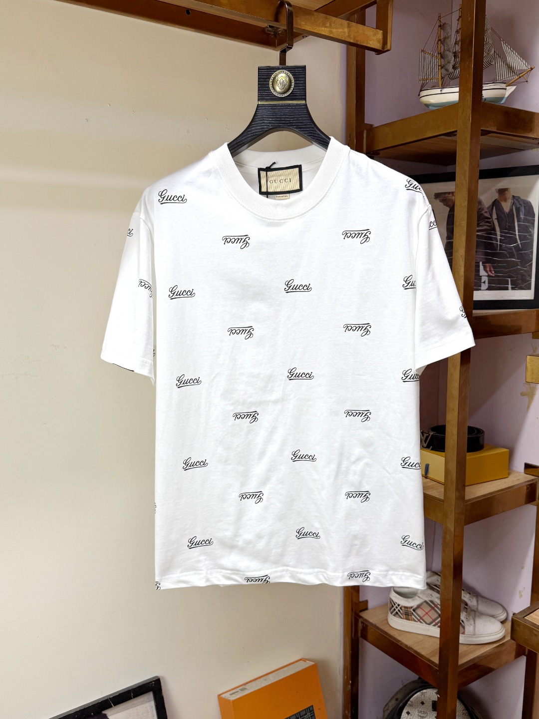 NO:489480,Gucci Gucci Fat Brother Gospel Maximum XL can wear 200 kilograms Top-level round neck casual short sleeves Top-level version High-end custom versatile styles Anyone can easily control the fabric is fully customized craftsmanship The latest logo design of the luxurious classic brand on the chest is very high-end, and those who understand goods must enter!  The style and tailoring are slim styles, which are very exquisite, showing aura and highlighting the exquisiteness of business men. This is the unique feature, the right slim fit, and the upper body effect is very good!  Size XS-XL (counter code is equivalent to M-3XL), gucci, T-shirt, alexander wang19860909Gucci 古奇 胖哥福音最大XL可穿200斤 顶级圆领休闲短袖 顶级版本 高级定制百搭款式 任何人都可以轻松驾驭 面料全订制工艺 胸前奢华经典品牌最新logo设计,非常显档次懂货的必须入！版型剪裁属于修身款 非常精致,显气场,又会凸显商务男士的精致,这就是独到之处,恰到好处的修身,上身效果非常赞！尺码XS-XL（专柜码等同M-3XL）,,gucci,T-shirt,alexander wang,Men's clothing