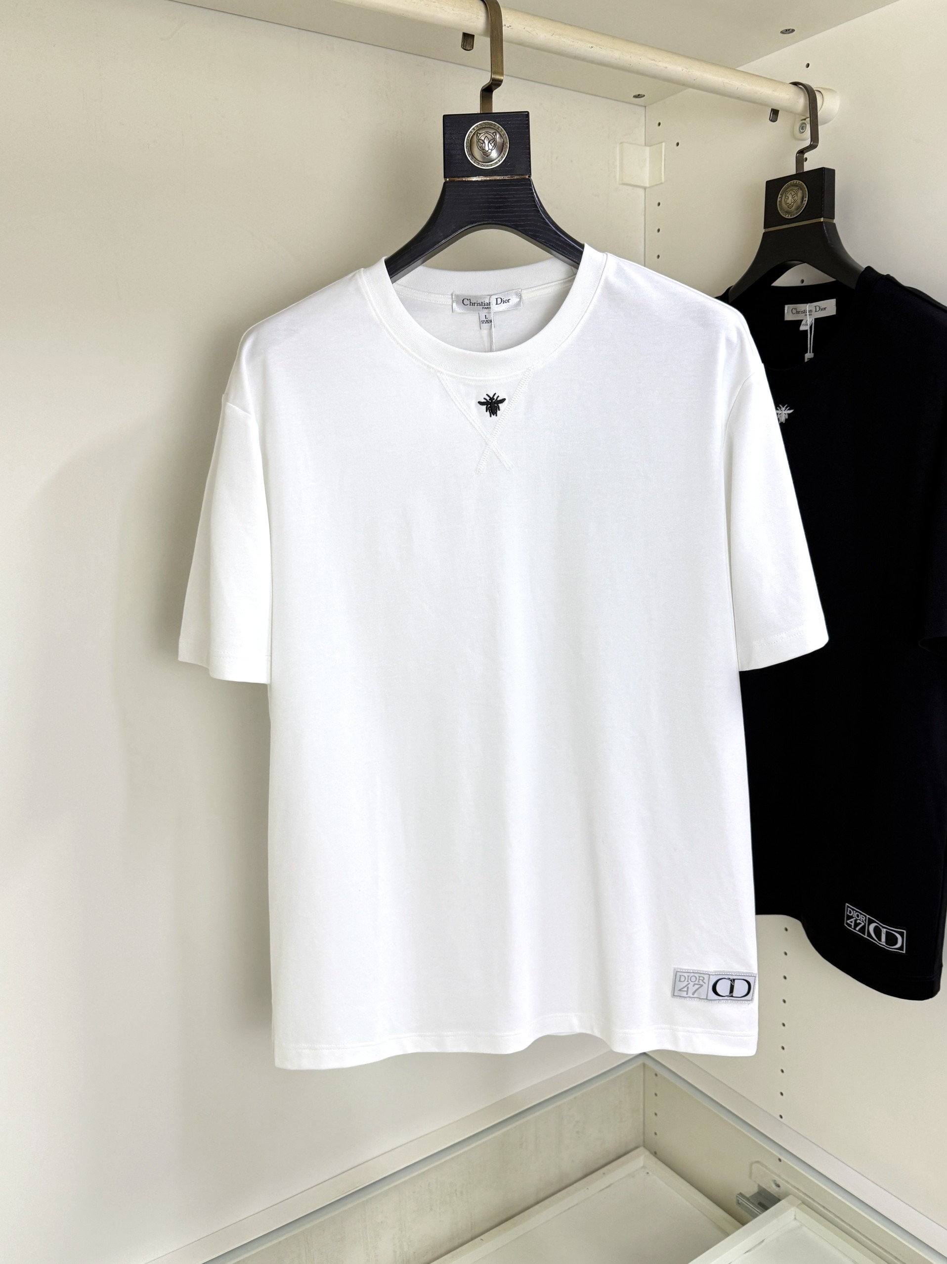 NO:515003,Dior 2025 spring and summer new model first-time counter latest short-sleeved round-neck T-shirt, high-end customization, avant-garde and fashionable design!  Brand logo heavy craft design, high-end customized double mercerized fabric, soft feel, comfortable to wear, exquisite counter-level car line, fine workmanship, invincible and handsome upper body effect!  A must-have item for handsome men!  Fatty Gospel-- Code Number M-3XL,,dior,dior,T-shirt,tees,t-shirt,alexander wang19860909Dior 迪奥 2025春夏新款首发专柜最新款短袖圆领T恤 高端订制 设计前卫时尚！品牌logo重工艺设计 高端定制双丝光面料.手感柔软.穿着舒适.专柜级别精致车线.做工精细.上身效果无敌帅气！型男必备单品！胖子福音-- 码数 M-3XL,,dior,dior,T-shirt,tees，t-shirt,alexander wang,Men's clothing