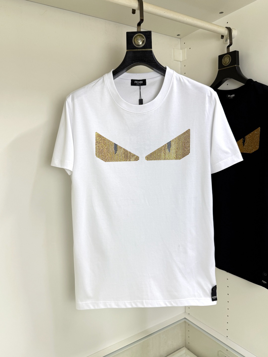 NO:492612,Fendi Fendi Fat Brother Gospel 4XL wears 200 catties, top-quality round neck, casual short-sleeved high-end custom versatile style, anyone can easily control it, full-customized fabric craftsmanship, the latest logo design of luxury classic brand on the chest, very high-end, those who understand goods must enter!  The style and tailoring are slim styles, which are very exquisite, showing aura and highlighting the exquisiteness of business men. This is the unique feature, the right slim fit, and the upper body effect is very good!  Size M-4XL, fendi, fendi, T-shirt, alexander wang19860909Fendi 芬迪 胖哥福音4XL穿200斤 顶级圆领休闲短袖高级定制百搭款式 任何人都可以轻松驾驭 面料全订制工艺 胸前奢华经典品牌最新logo设计,非常显档次懂货的必须入！版型剪裁属于修身款 非常精致,显气场,又会凸显商务男士的精致,这就是独到之处,恰到好处的修身,上身效果非常赞！尺码M-4XL,,fendi,fendi,T-shirt,alexander wang,Men's clothing