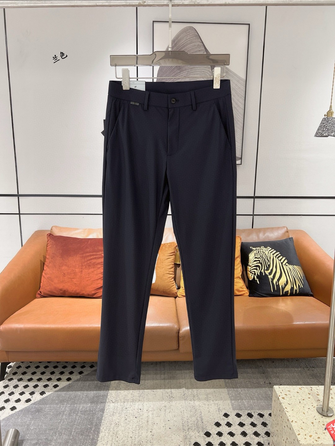 NO:492545,Prada Prada Spring and Summer Asian Counter Series Latest Model!  High-end ruthless goods, high-end customized slim-fit business casual elastic pants, original hardware, a model that is fully suitable for daily business and leisure, with super positive upper body effect, three-dimensional slim-fit buttock lift, and the leg lines are fully demonstrated, including Tennis special cotton fabric!  It belongs to the type of woven cotton!  The texture is firm and delicate, the upper body is very comfortable and stylish, and it is extremely practical and versatile, which is very worth buying!  Requested recommendations from old customers!  !  Size 29-40, prada, prada, alexander wang19860909Prada 普拉达 春夏亚洲专柜系列最新款！高端狠货 高端订制修身商务休闲松紧裤 原版五金 日常商务休闲都完全适用的款,上身效果超正,立体修身提臀,腿部线条完全得到彰显,含天丝特殊棉面料！属于色织棉的类型！纹理紧致细腻,上身非常舒适有型,而且极为实穿百搭,非常值得入手！老客户必收推荐！！尺码29-40,,prada,prada,alexander wang,Men's clothing