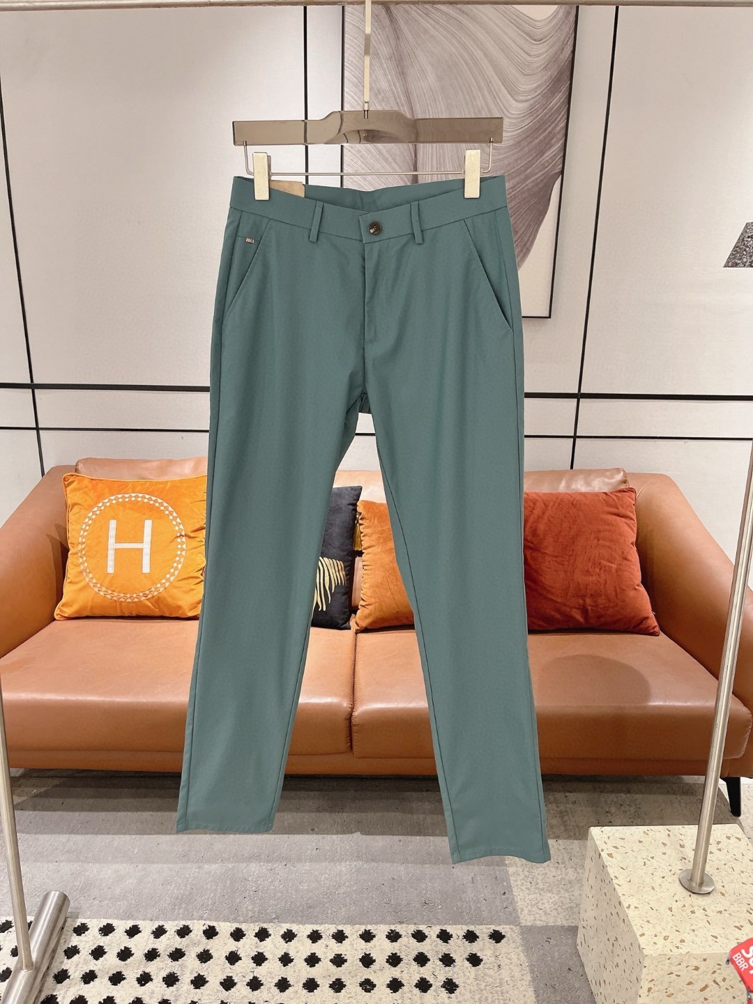 NO:492552,Burberry Spring and Summer Asian Counter Series Latest Models!  High-end ruthless goods, high-end customized slim-fit business casual elastic pants, original hardware, a model that is fully suitable for daily business and leisure, with super positive upper body effect, three-dimensional slim-fit buttock lift, and the leg lines are fully demonstrated, including Tennis special cotton fabric!  It belongs to the type of woven cotton!  The texture is firm and delicate, the upper body is very comfortable and stylish, and it is extremely practical and versatile, which is very worth buying!  Requested recommendations from old customers!  !  Size 29-40, Burberry, Burberry, Alexander wang19860909Burberry 巴宝莉 春夏亚洲专柜系列最新款！高端狠货 高端订制修身商务休闲松紧裤 原版五金 日常商务休闲都完全适用的款,上身效果超正,立体修身提臀,腿部线条完全得到彰显,含天丝特殊棉面料！属于色织棉的类型！纹理紧致细腻,上身非常舒适有型,而且极为实穿百搭,非常值得入手！老客户必收推荐！！尺码29-40,,burberry,burberry,alexander wang,Men's clothing