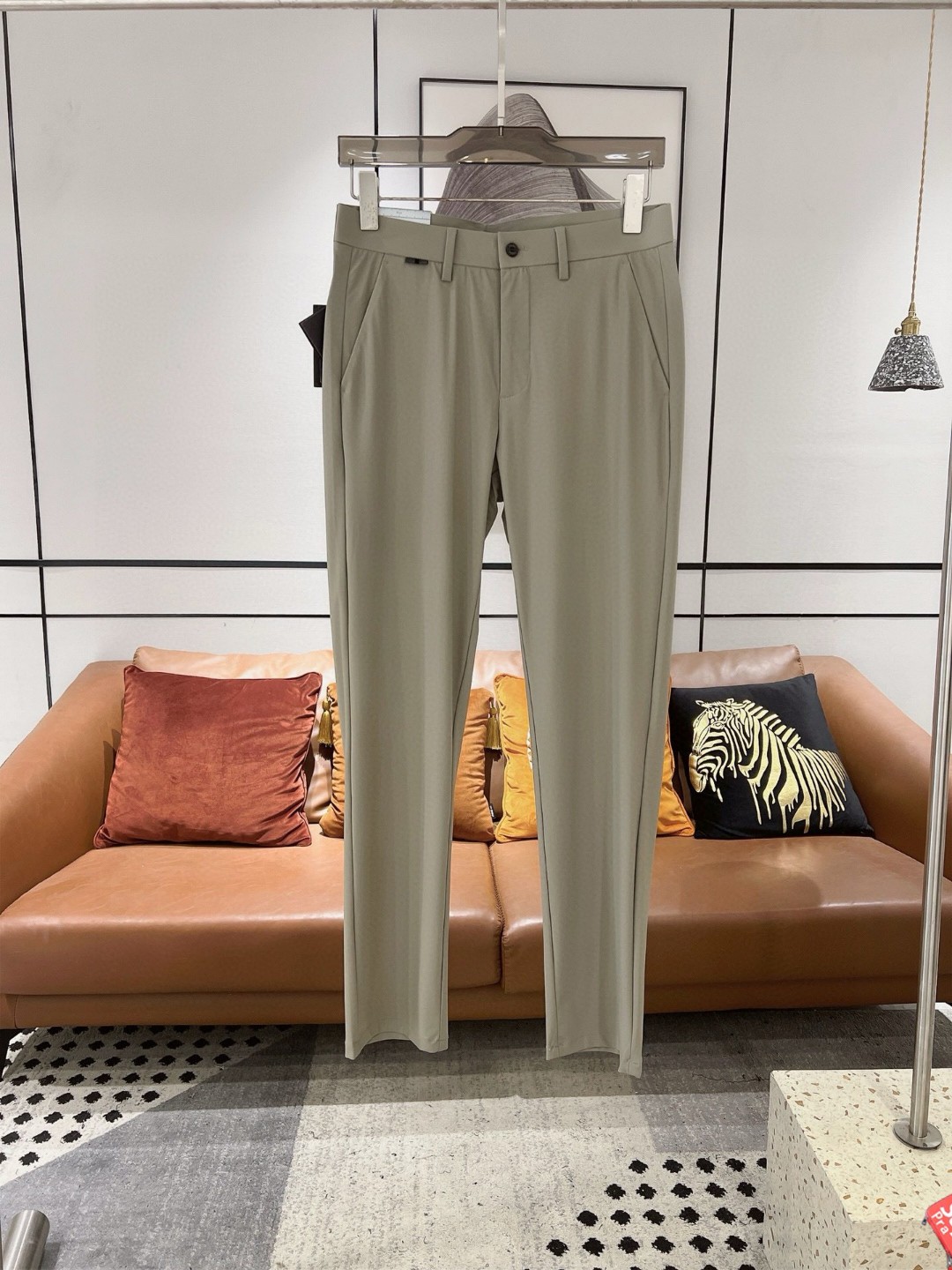 NO:492559,Prada Prada Spring and Summer Asian Counter Series Latest Model!  High-end ruthless goods, high-end customized slim-fit business casual elastic pants, original hardware, a model that is fully suitable for daily business and leisure, with super positive upper body effect, three-dimensional slim-fit buttock lift, and the leg lines are fully demonstrated, including Tennis special cotton fabric!  It belongs to the type of woven cotton!  The texture is firm and delicate, the upper body is very comfortable and stylish, and it is extremely practical and versatile, which is very worth buying!  Requested recommendations from old customers!  !  Size 29-40, prada, prada, alexander wang19860909Prada 普拉达 春夏亚洲专柜系列最新款！高端狠货 高端订制修身商务休闲松紧裤 原版五金 日常商务休闲都完全适用的款,上身效果超正,立体修身提臀,腿部线条完全得到彰显,含天丝特殊棉面料！属于色织棉的类型！纹理紧致细腻,上身非常舒适有型,而且极为实穿百搭,非常值得入手！老客户必收推荐！！尺码29-40,,prada,prada,alexander wang,Men's clothing