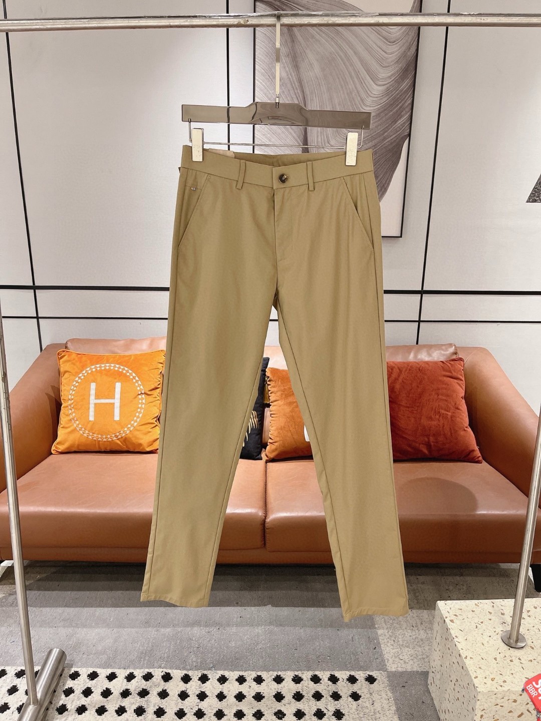 NO:492566,Burberry Spring and Summer Asian Counter Series Latest Models!  High-end ruthless goods, high-end customized slim-fit business casual elastic pants, original hardware, a model that is fully suitable for daily business and leisure, with super positive upper body effect, three-dimensional slim-fit buttock lift, and the leg lines are fully demonstrated, including Tennis special cotton fabric!  It belongs to the type of woven cotton!  The texture is firm and delicate, the upper body is very comfortable and stylish, and it is extremely practical and versatile, which is very worth buying!  Requested recommendations from old customers!  !  Size 29-40, Burberry, Burberry, Alexander wang19860909Burberry 巴宝莉 春夏亚洲专柜系列最新款！高端狠货 高端订制修身商务休闲松紧裤 原版五金 日常商务休闲都完全适用的款,上身效果超正,立体修身提臀,腿部线条完全得到彰显,含天丝特殊棉面料！属于色织棉的类型！纹理紧致细腻,上身非常舒适有型,而且极为实穿百搭,非常值得入手！老客户必收推荐！！尺码29-40,,burberry,burberry,alexander wang,Men's clothing