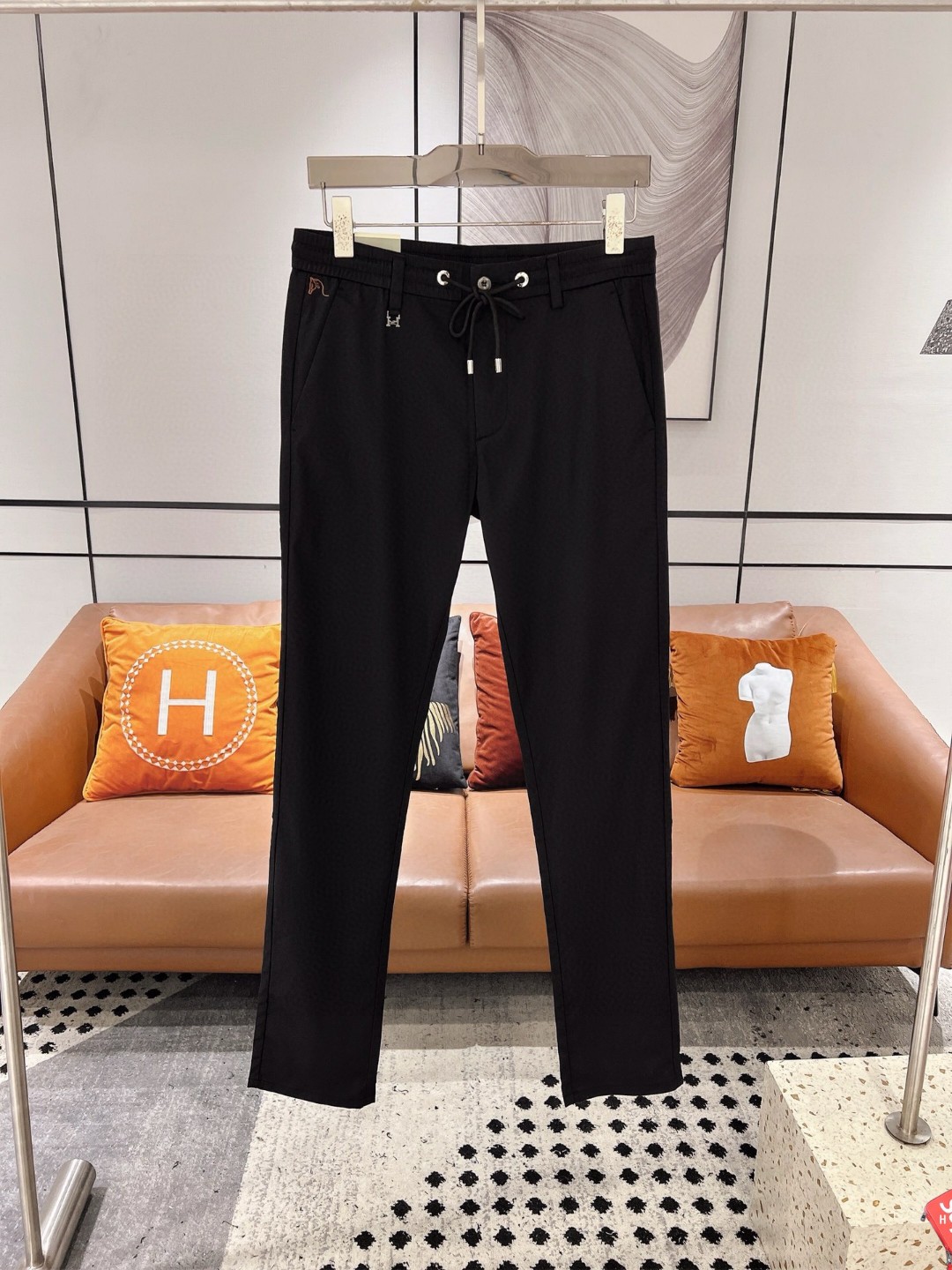 NO:492538,Hermes Spring and Summer Asian Counter Series Latest Models!  High-end ruthless goods, high-end customized slim-fit business casual elastic pants, original hardware, a model that is fully suitable for daily business and leisure, with super positive upper body effect, three-dimensional slim-fit buttock lift, and the leg lines are fully demonstrated, including Tennis special cotton fabric!  It belongs to the type of woven cotton!  The texture is firm and delicate, the upper body is very comfortable and stylish, and it is extremely practical and versatile, which is very worth buying!  Requested recommendations from old customers!  !  Size 29-40, hermes, hermes, alexander wang19860909Hermes 爱马仕 春夏亚洲专柜系列最新款！高端狠货 高端订制修身商务休闲松紧裤 原版五金 日常商务休闲都完全适用的款,上身效果超正,立体修身提臀,腿部线条完全得到彰显,含天丝特殊棉面料！属于色织棉的类型！纹理紧致细腻,上身非常舒适有型,而且极为实穿百搭,非常值得入手！老客户必收推荐！！尺码29-40,,hermes,hermes,alexander wang,Men's clothing