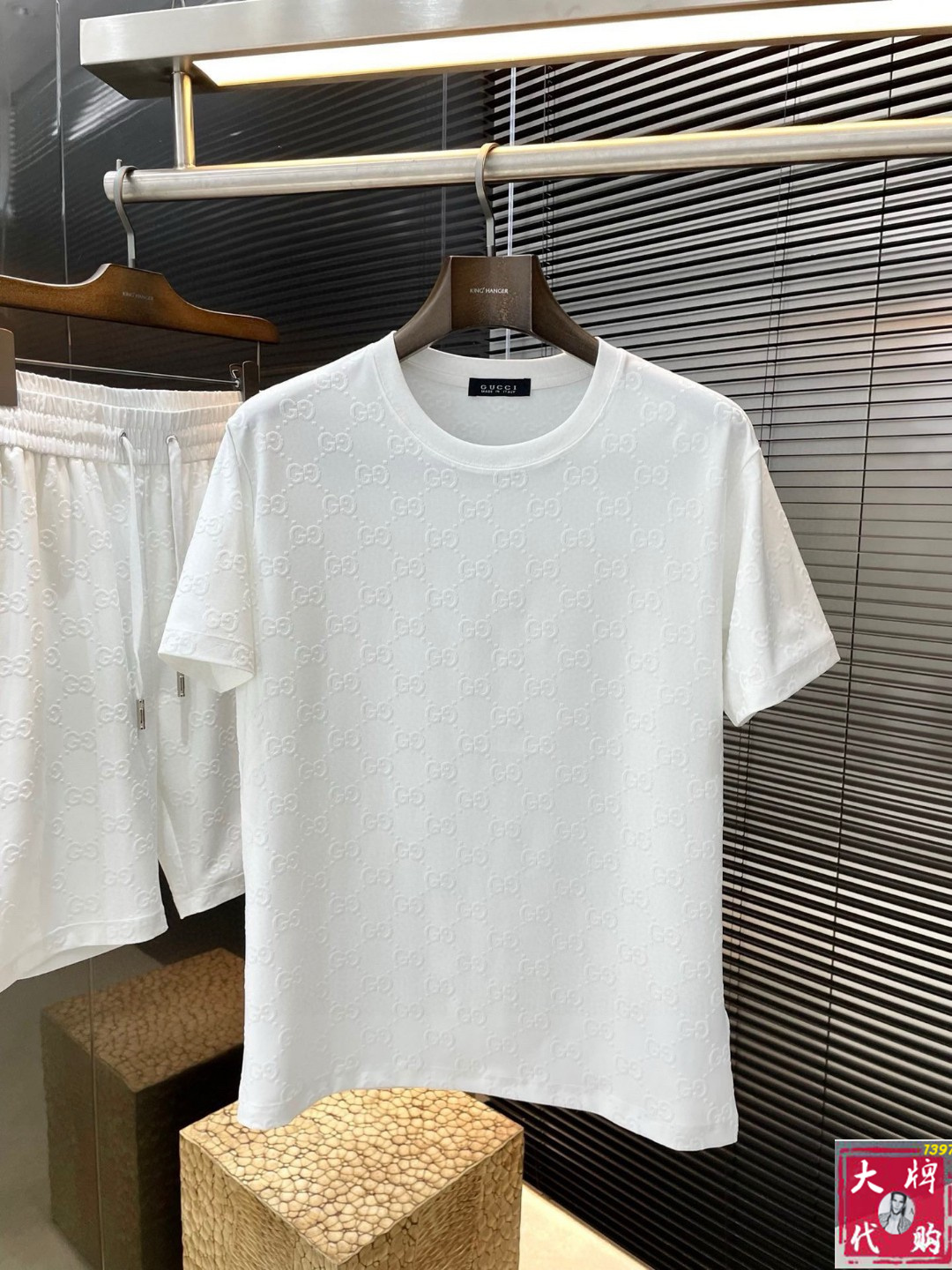 NO:492465,Gucci Gucci One set is not sold, a big recommendation!  25SS Spring and Summer New Casual Shorts Set, full of accent, very good-looking, super stylish, definitely a powerful tool to attract resurgence!  Fashionable and trendy suit. It uses imported cotton fabric, with good comfort and exquisite turning!  A casual and handsome European and American tone!  Smooth and neat, with a crisp and stylish upper body, fashionable and handsome, and a full-size handsome image!  Size M-3XL 178 140 catties wear L Maximum wear 190 catties, gucci, shorts, alexander wang19860909Gucci 古奇 一套不拆卖 重磅推荐！25SS春夏新品休闲短裤套装 十足腔调上身非常的赞 超有型 绝对是吸引回头率的利器！时尚潮流套装.采用进口棉面料,舒适度好,车工精湛！随性帅气的欧美调调！流畅利落 上身挺括有型,时尚又帅气,十足的型男形象！尺码M-3XL 178 140斤穿L 最大穿190斤,,gucci,shorts,alexander wang,Men's clothing