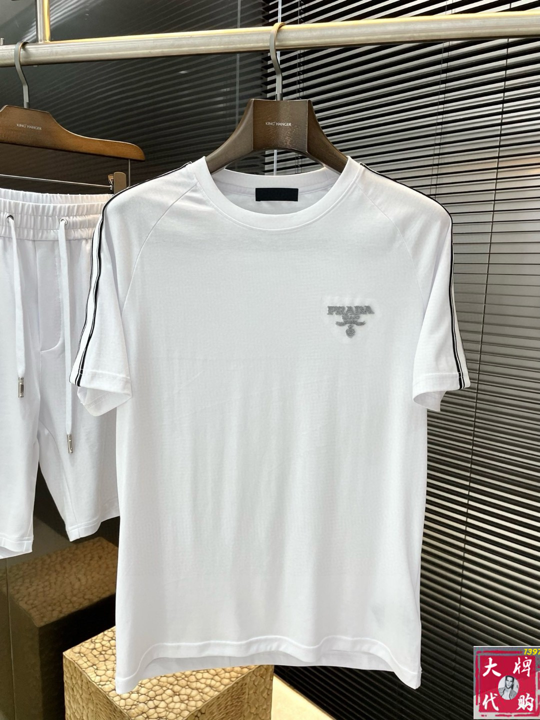 NO:492473,Prada One set is not sold, a big recommendation!  25SS Spring and Summer New Casual Shorts Set, full of accent, very good-looking, super stylish, definitely a powerful tool to attract resurgence!  Fashionable and trendy suit. It uses imported cotton fabric, with good comfort and exquisite turning!  A casual and handsome European and American tone!  Smooth and neat, with a crisp and stylish upper body, fashionable and handsome, and a full-size handsome image!  Size M-3XL 178 140 catties wear L Maximum wear 190 catties, prada, prada, shorts, alexander wang19860909Prada 普拉达 一套不拆卖 重磅推荐！25SS春夏新品休闲短裤套装 十足腔调上身非常的赞 超有型 绝对是吸引回头率的利器！时尚潮流套装.采用进口棉面料,舒适度好,车工精湛！随性帅气的欧美调调！流畅利落 上身挺括有型,时尚又帅气,十足的型男形象！尺码M-3XL 178 140斤穿L 最大穿190斤,,prada,prada,shorts,alexander wang,Men's clothing