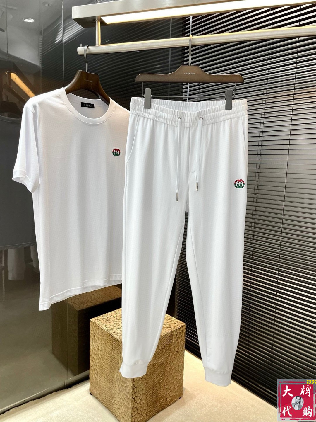 NO:492488,Prada One set is not sold, a big recommendation!  25SS Spring and Summer New Casual Shorts Set, full of accent, very good-looking, super stylish, definitely a powerful tool to attract resurgence!  Fashionable and trendy suit. It uses imported cotton fabric, with good comfort and exquisite turning!  A casual and handsome European and American tone!  Smooth and neat, with a crisp and stylish upper body, fashionable and handsome, and a full-size handsome image!  Size M-3XL 178 140 catties wear L Maximum wear 190 catties, prada, prada, shorts, alexander wang19860909Prada 普拉达 一套不拆卖 重磅推荐！25SS春夏新品休闲短裤套装 十足腔调上身非常的赞 超有型 绝对是吸引回头率的利器！时尚潮流套装.采用进口棉面料,舒适度好,车工精湛！随性帅气的欧美调调！流畅利落 上身挺括有型,时尚又帅气,十足的型男形象！尺码M-3XL 178 140斤穿L 最大穿190斤,,prada,prada,shorts,alexander wang,Men's clothing