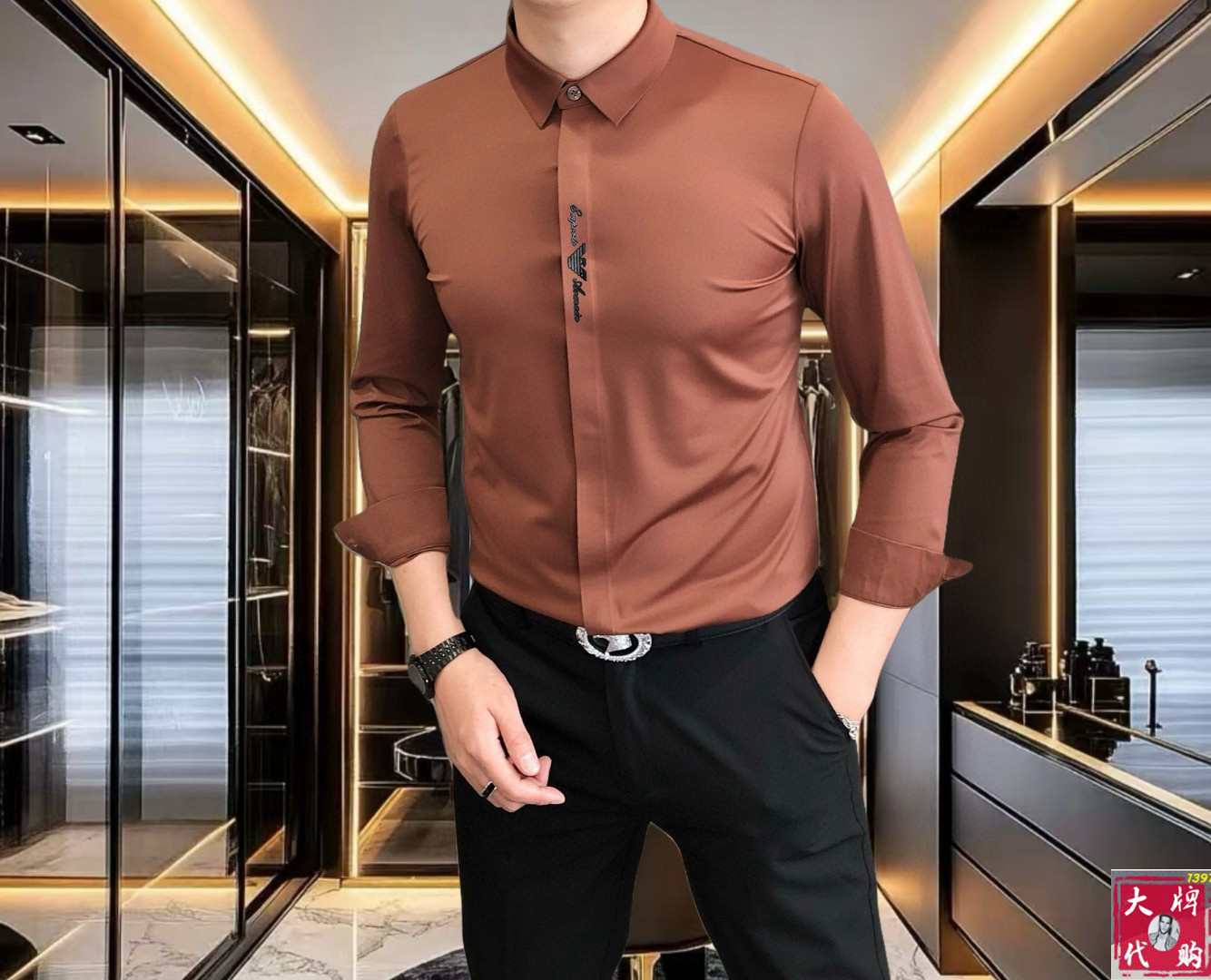 NO:492558,Armani 2025 early autumn men's fashionable business casual long-sleeved shirt, Hong Kong foreign business channel goods, heavy high-end products, a high-end platinum-grade product with pure quality!  A shirt with a high appearance in early autumn of 25ss has a high appearance. The overall design follows the brand elements and tone. The simple sketch presentation method is very high-end and fashionable. This detail fully interprets the brand culture and image, and is a very stunning external manifestation, as well as personality propositions, forming a unique symbol label!  Italy imported mercerized cotton silky free-iron elastic fabric, exquisite original single logo craft design, traceless perfect tailoring, the texture and comfort of the fabric reach the pinnacle, excellent skin-friendliness and breathability, full of softness, the touch experience is self-evident, and the ultimate luxury enjoyment!  Detailed and sophisticated, first-class quality, selected high-end buttons, tightly lined!  The slim-fitting cut style has excellent upper body effect, which can easily create a sense of ability and neatness, both commuting and casual, without age limit, and can interpret a super-style urban elite sense. It is a fashionable item with extremely high control!  Size M~4XL (110~200 catties can be worn), Armani,shirts,alexander wang19860909阿玛尼 2025早秋男士时尚商务休闲长袖衬衫,香港洋行渠道货,重磅高端臻品,一款高奢品鉴白金级单品,品相纯正！ 25ss早秋颜值度颇高的一款衬衫,整体的设计沿袭了品牌元素和基调,简洁速写的呈现方式,非常高级且时髦,此细节将品牌文化及形象诠释的淋漓尽致,非常惊艳的外在体现,以及个性主张,形成独特的符号标签！ 意大利进口丝光棉丝滑免烫锦氨弹性面料,精致原单logo工艺设计,无痕完美剪裁,面料质感与舒适度达到登峰造极,亲肤性与透气性绝佳,柔顺感十足,触感体验不言而喻,奢华极致享受！细节精致考究,品相一流,甄选的高级钮扣,走线严丝合缝！ 修身裁剪版型,上身效果出色,轻易塑造出干练和利落感,即通勤亦休闲,无年龄层次限定,可以诠释出超具型格的都市精英感,属于驾驭度极高的时髦单品！ 尺码M~4XL (110～200斤可穿）,,armani,shirts,alexander wang,Men's clothing