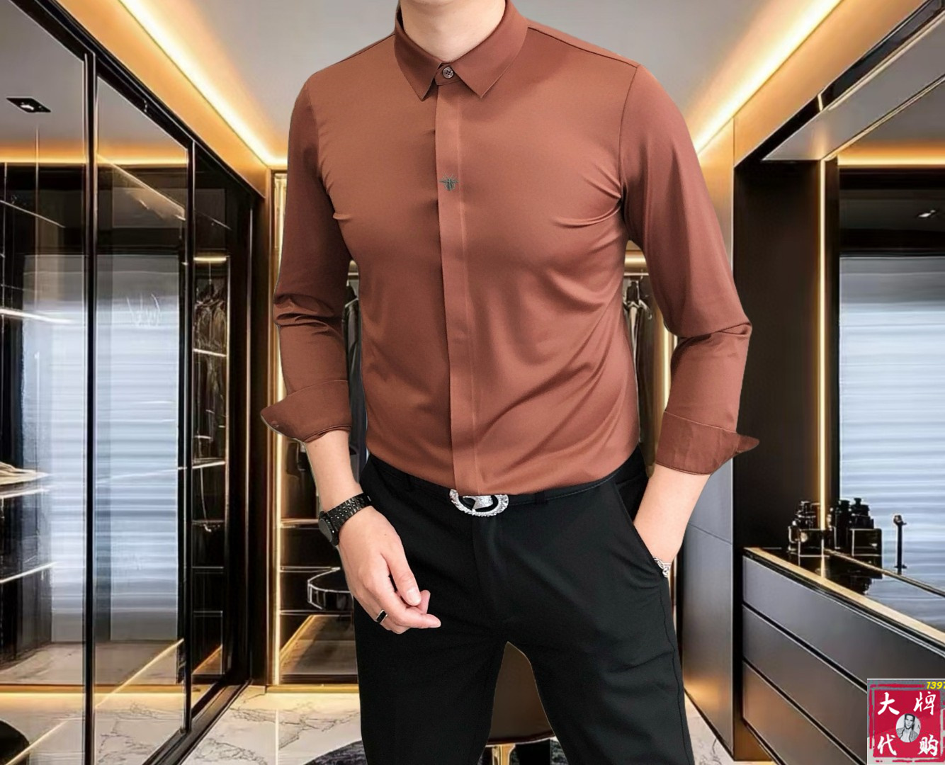 NO:492572,DIOR 2025 early autumn men's fashionable business casual long-sleeved shirt, Hong Kong foreign business channel goods, heavy high-end products, a high-end platinum-grade product with pure quality!  A shirt with a high appearance in early autumn of 25ss has a high appearance. The overall design follows the brand elements and tone. The simple sketch presentation method is very high-end and fashionable. This detail fully interprets the brand culture and image, and is a very stunning external manifestation, as well as personality propositions, forming a unique symbol label!  Italy imported mercerized cotton silky free-iron elastic fabric, exquisite original single logo craft design, traceless perfect tailoring, the texture and comfort of the fabric reach the pinnacle, excellent skin-friendliness and breathability, full of softness, the touch experience is self-evident, and the ultimate luxury enjoyment!  Detailed and sophisticated, first-class quality, selected high-end buttons, tightly lined!  The slim-fitting cut style has excellent upper body effect, which can easily create a sense of ability and neatness, both commuting and casual, without age limit, and can interpret a super-style urban elite sense. It is a fashionable item with extremely high control!  Size M~4XL (110~200 catties can be worn), dior,dior,shirts,alexander wang19860909DIOR 迪奥 2025早秋男士时尚商务休闲长袖衬衫,香港洋行渠道货,重磅高端臻品,一款高奢品鉴白金级单品,品相纯正！ 25ss早秋颜值度颇高的一款衬衫,整体的设计沿袭了品牌元素和基调,简洁速写的呈现方式,非常高级且时髦,此细节将品牌文化及形象诠释的淋漓尽致,非常惊艳的外在体现,以及个性主张,形成独特的符号标签！ 意大利进口丝光棉丝滑免烫锦氨弹性面料,精致原单logo工艺设计,无痕完美剪裁,面料质感与舒适度达到登峰造极,亲肤性与透气性绝佳,柔顺感十足,触感体验不言而喻,奢华极致享受！细节精致考究,品相一流,甄选的高级钮扣,走线严丝合缝！ 修身裁剪版型,上身效果出色,轻易塑造出干练和利落感,即通勤亦休闲,无年龄层次限定,可以诠释出超具型格的都市精英感,属于驾驭度极高的时髦单品！ 尺码M~4XL (110～200斤可穿）,,dior,dior,shirts,alexander wang,Men's clothing