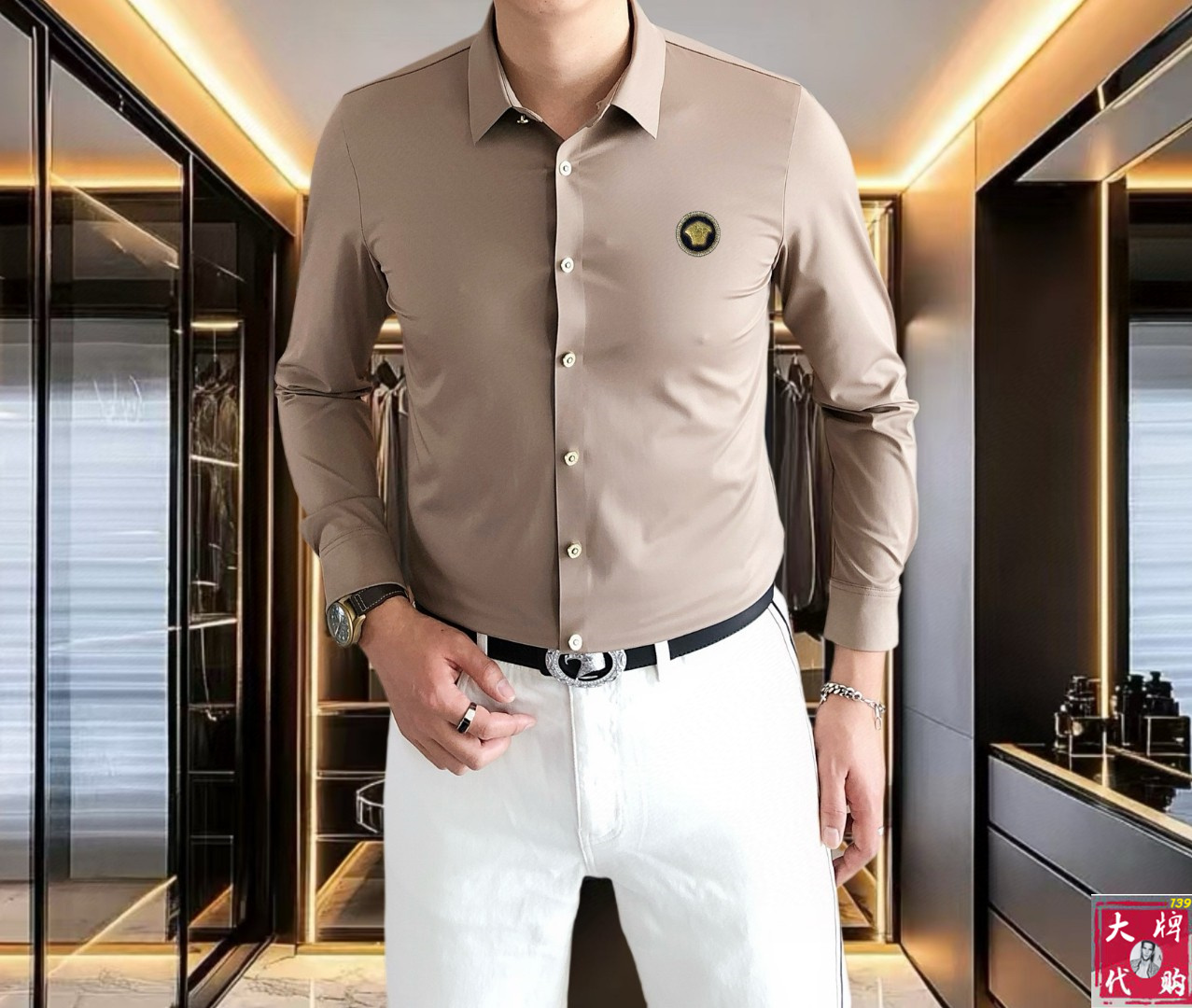 NO:492587,Versace 2025 early autumn men's fashionable business casual long-sleeved shirt, Hong Kong foreign business channel goods, heavy high-end products, a high-end platinum-grade product with pure quality!  A shirt with a high appearance in early autumn of 25ss has a high appearance. The overall design follows the brand elements and tone. The simple sketch presentation method is very high-end and fashionable. This detail fully interprets the brand culture and image, and is a very stunning external manifestation, as well as personality propositions, forming a unique symbol label!  Italy imported mercerized cotton silky free-iron elastic fabric, exquisite original single logo craft design, traceless perfect tailoring, the texture and comfort of the fabric reach the pinnacle, excellent skin-friendliness and breathability, full of softness, the touch experience is self-evident, and the ultimate luxury enjoyment!  Detailed and sophisticated, first-class quality, selected high-end buttons, tightly lined!  The slim-fitting cut style has excellent upper body effect, which can easily create a sense of ability and neatness, both commuting and casual, without age limit, and can interpret a super-style urban elite sense. It is a fashionable item with extremely high control!  Size M~4XL (110~200 catties can be worn), versace, versace, shirts, alexander wang19860909Versace 范思哲 2025早秋男士时尚商务休闲长袖衬衫,香港洋行渠道货,重磅高端臻品,一款高奢品鉴白金级单品,品相纯正！ 25ss早秋颜值度颇高的一款衬衫,整体的设计沿袭了品牌元素和基调,简洁速写的呈现方式,非常高级且时髦,此细节将品牌文化及形象诠释的淋漓尽致,非常惊艳的外在体现,以及个性主张,形成独特的符号标签！ 意大利进口丝光棉丝滑免烫锦氨弹性面料,精致原单logo工艺设计,无痕完美剪裁,面料质感与舒适度达到登峰造极,亲肤性与透气性绝佳,柔顺感十足,触感体验不言而喻,奢华极致享受！细节精致考究,品相一流,甄选的高级钮扣,走线严丝合缝！ 修身裁剪版型,上身效果出色,轻易塑造出干练和利落感,即通勤亦休闲,无年龄层次限定,可以诠释出超具型格的都市精英感,属于驾驭度极高的时髦单品！ 尺码M~4XL (110～200斤可穿）,,versace,versace,shirts,alexander wang,Men's clothing