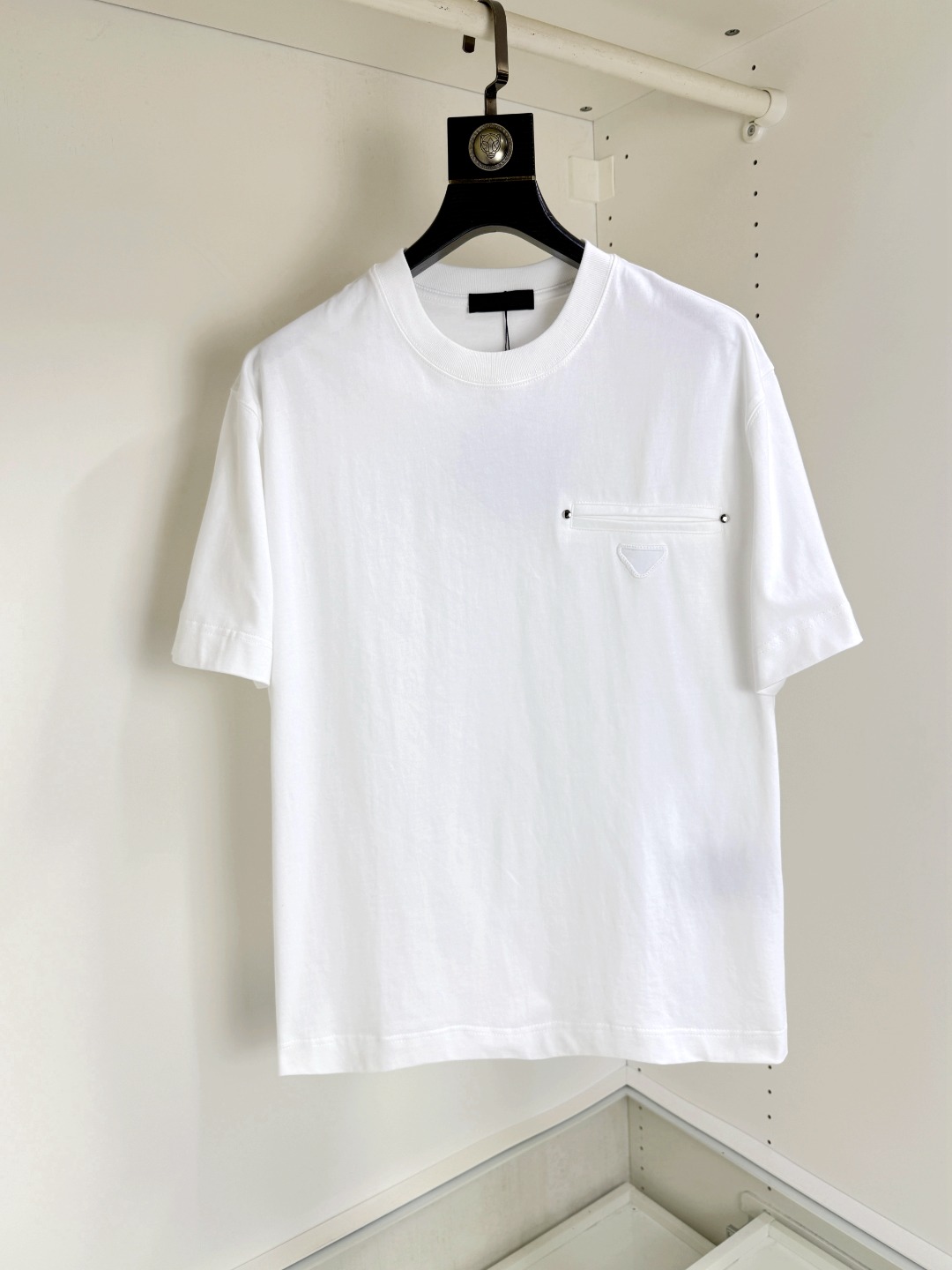 NO:492624,Prada Prada Fat Brother Gospel Maximum XL can wear 200 catties Top round neck casual short sleeves Top version High-end custom versatile styles Anyone can easily control the fabric is fully customized craftsmanship The latest logo design of the luxurious classic brand on the chest is very high-end, and those who understand goods must enter!  The style and tailoring are slim styles, which are very exquisite, showing aura and highlighting the exquisiteness of business men. This is the unique feature, the right slim fit, and the upper body effect is very good!  Size XS-XL (counter code is equivalent to M-3XL), prada, prada, T-shirt, alexander wang19860909Prada 普拉达 胖哥福音最大XL可穿200斤 顶级圆领休闲短袖 顶级版本 高级定制百搭款式 任何人都可以轻松驾驭 面料全订制工艺 胸前奢华经典品牌最新logo设计,非常显档次懂货的必须入！版型剪裁属于修身款 非常精致,显气场,又会凸显商务男士的精致,这就是独到之处,恰到好处的修身,上身效果非常赞！尺码XS-XL（专柜码等同M-3XL）,,prada,prada,T-shirt,alexander wang,Men's clothing