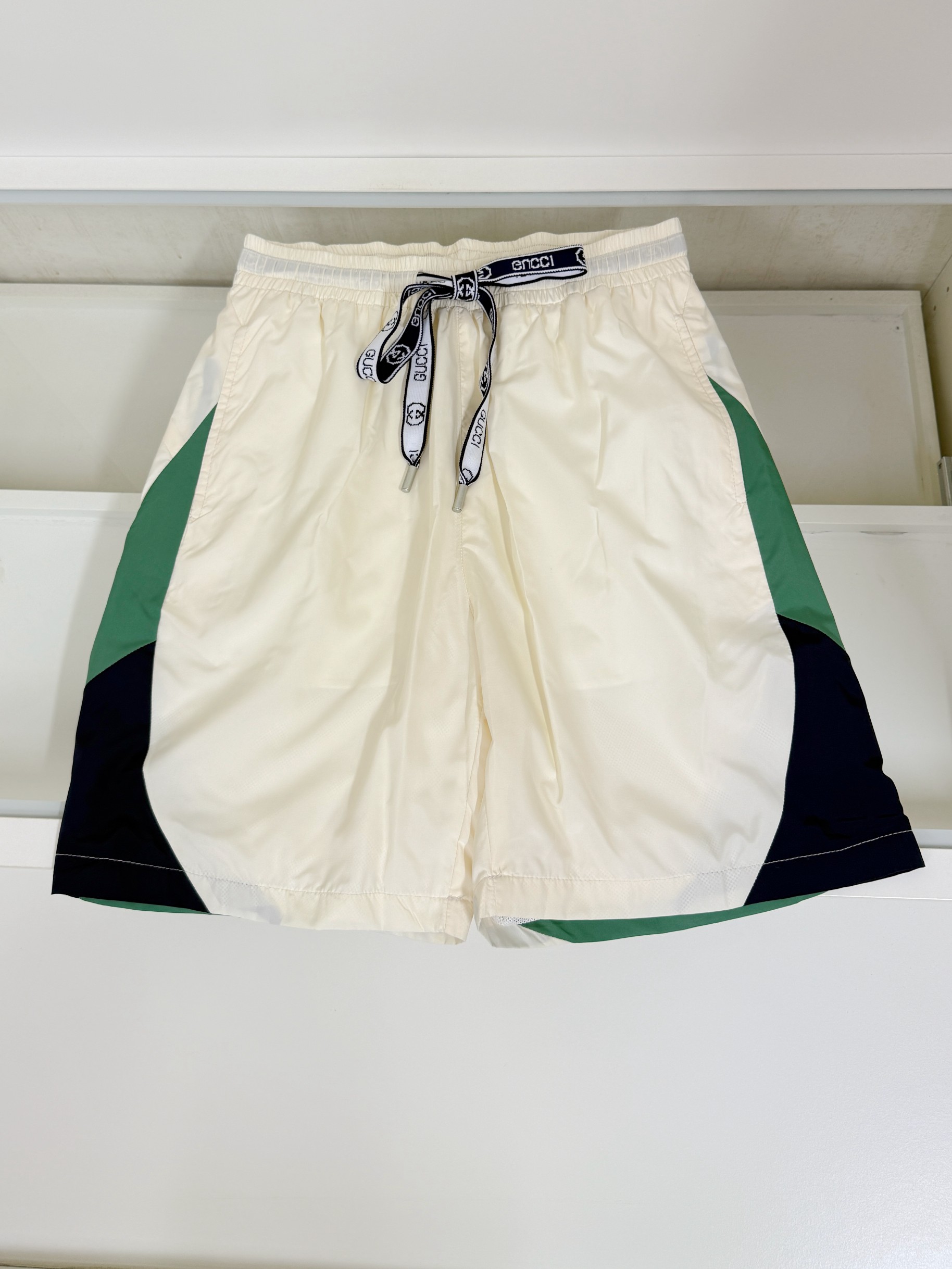 NO:520036,Gucci Gucci The latest style of the counter, elastic strap casual sports shorts, made of counter fabric, soft touch, thin and breathable. The counter is now sold solid color, one to one original details, impeccable workmanship, super handsome, perfect details, the upper body effect is so good. S-XXL,,gucci, shorts, alexander wang19860909Gucci 古奇 专柜最新款 松紧带休闲运动短裤 专柜面料打造 手感柔软 轻薄透气 专柜现在售 纯色 一比一原版细节 做工无可挑剔 上身有型超帅气 细节完美 上身效果就是这么好看哈 码数S-XXL,,gucci,shorts,alexander wang,Men's clothing