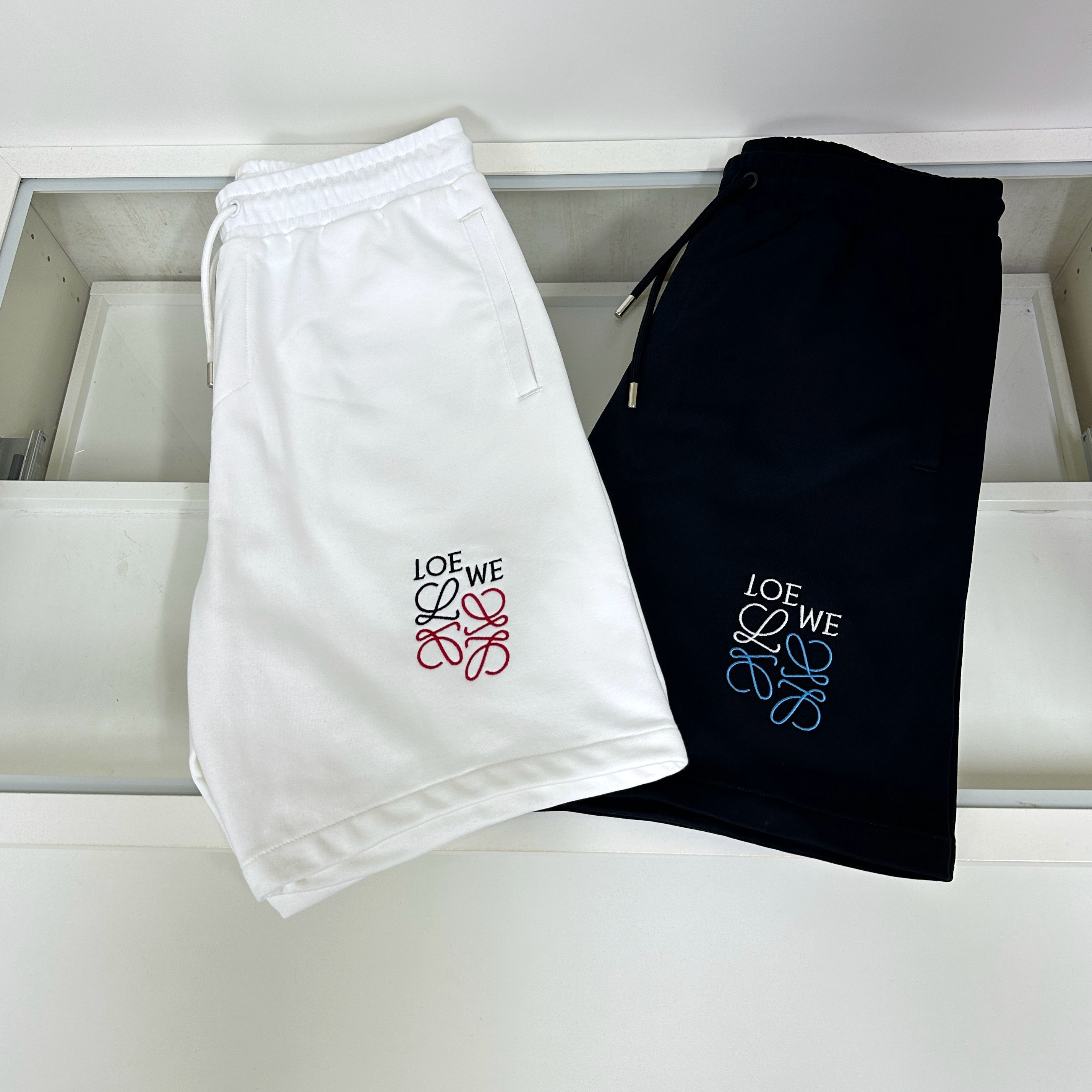 NO:520030,Loewe New summer casual shorts for men, high-end custom fabric breathable fabric, extremely breathable elastic and comfortable, impeccable details, top-level auxiliary materials, original logo design concept, delicate and soft feel!  The upper body style is excellent!  Size S-3XL can wear 220 catties, loewe, loewe, shorts, alexander wang19860909Loewe 罗意威 夏季新款男士休闲短裤,高级定制面料透气面料 透气弹力舒适度极高,细节无可挑剔,顶级辅料配备,原版logo设计理念,手感细腻柔软！上身版型超赞！尺码S-3XL可穿220斤,,loewe,loewe,shorts,alexander wang,Men's clothing