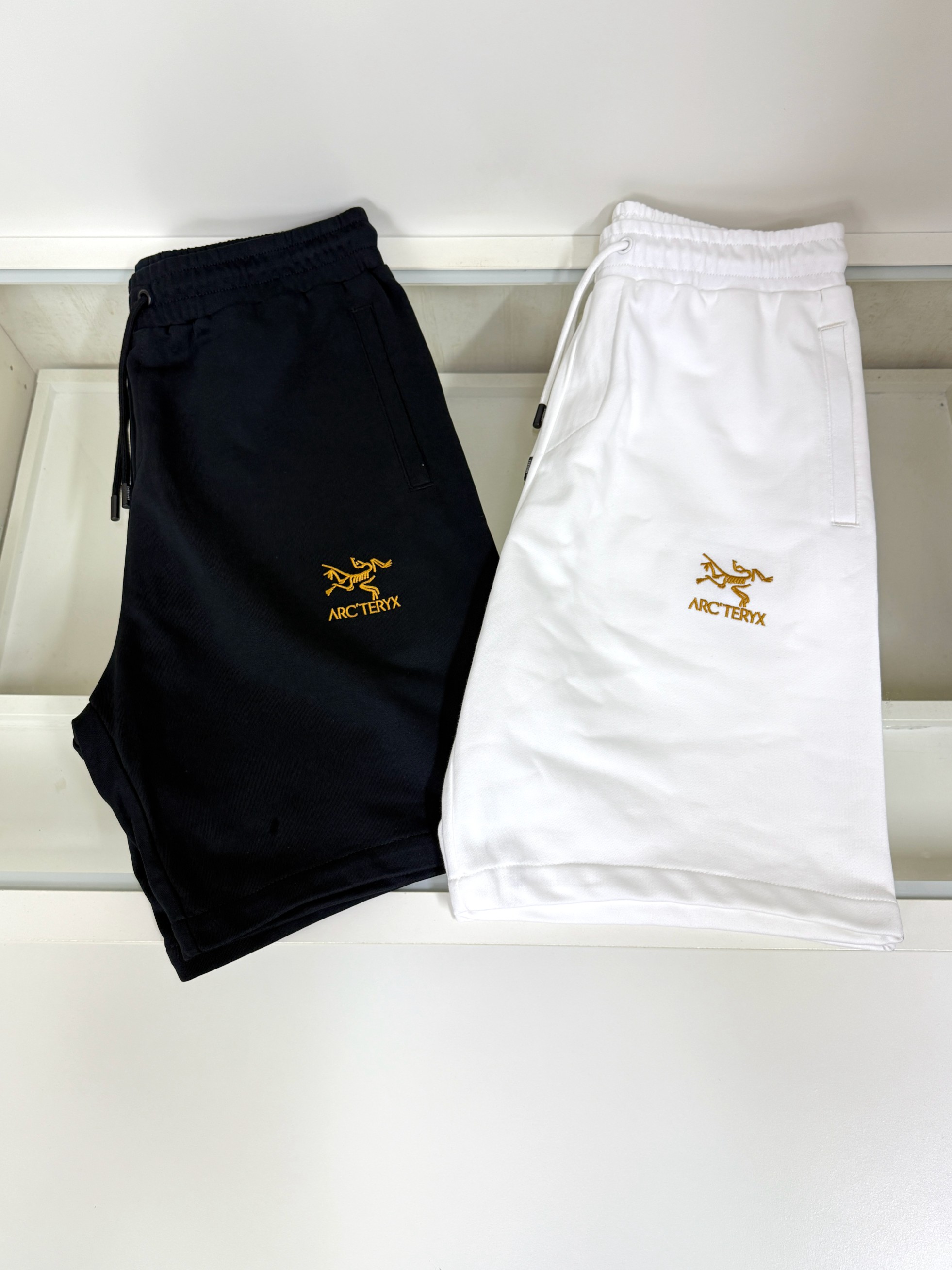 NO:520048,Archaeopteryx New summer casual shorts, high-end custom fabric breathable fabric, extremely breathable elastic and comfortable, impeccable details, top-level auxiliary materials, original logo design concept, delicate and soft feel!  The upper body style is excellent!  Size S-3XL can wear 220 catties, arc'teryx, shorts, alexander wang19860909始祖鸟 夏季新款男士休闲短裤,高级定制面料透气面料 透气弹力舒适度极高,细节无可挑剔,顶级辅料配备,原版logo设计理念,手感细腻柔软！上身版型超赞！尺码S-3XL可穿220斤,arc'teryx,shorts,alexander wang,Men's clothing