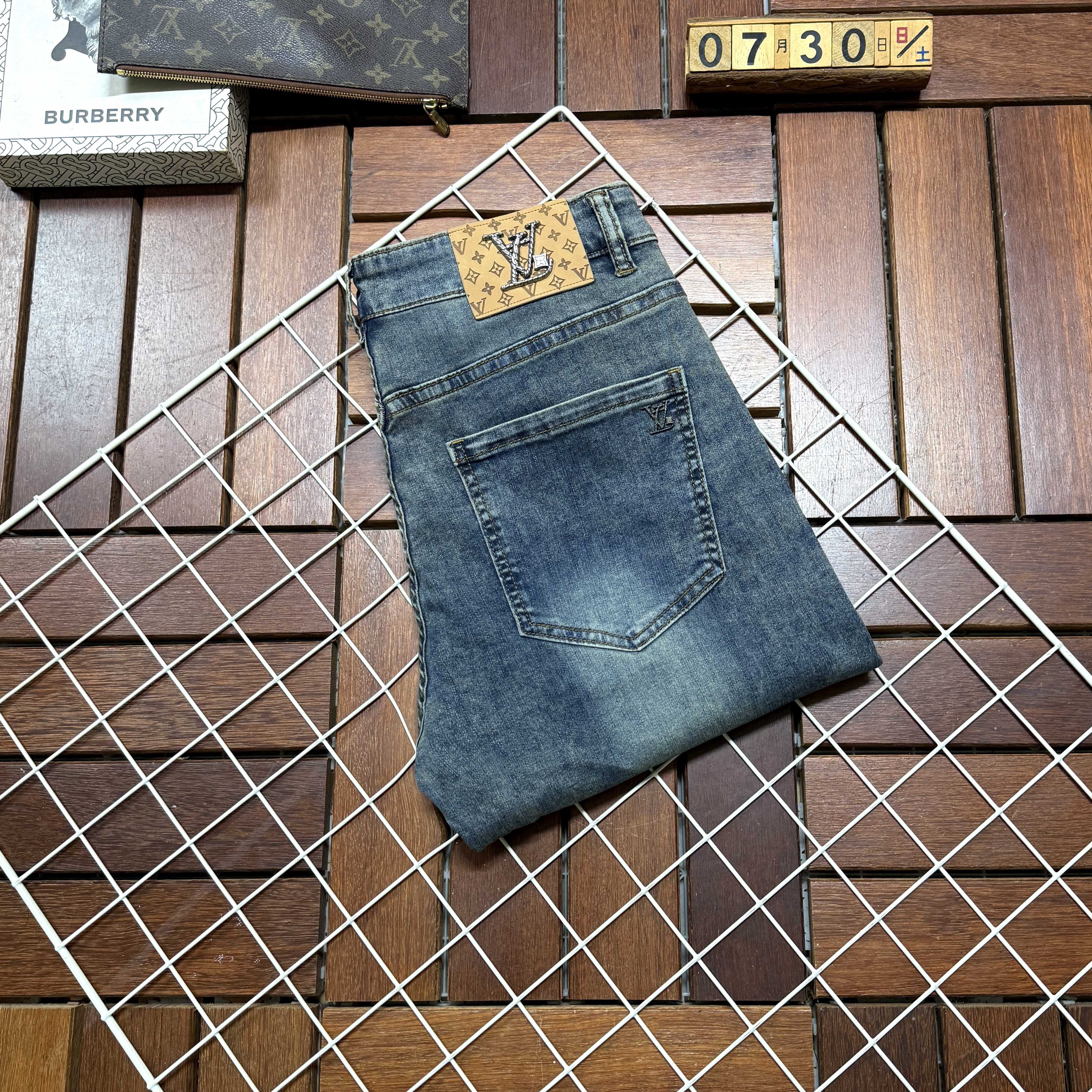 NO:520034,LV Louis Vuitton New style and new products available for sale in counters. The original 1:1 product for physical stores, suitable for all ages. The highest version of imported European fabrics in the market. They are comfortable, soft and skin-friendly. The upper body effect is super fashionable and versatile. They are straight and stylish. They are a must-have in the wardrobe!  Suitable for any occasion Size 29-38, louis vuitton,louis vuitton,jeans,alexander wang19860909LV 路易威登 新款新品 专柜有售 实体店极品牛仔裤专柜原版1:1好货,适合各个年龄段.市场最高版本的欧洲进口面料.舒适柔软亲肤,上身效果超级棒时尚百搭,笔挺有型,衣橱必备！适合任何场合穿着 尺码29-38,,louis vuitton,louis vuitton,jeans,alexander wang,Men's clothing